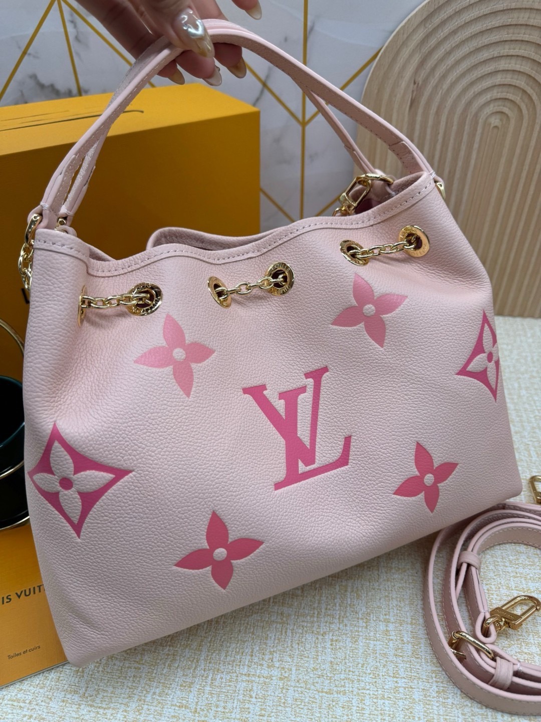 LV Bundle Bag / LV Bella Bucket Bag กระเป๋าสะพายทรงบัคเก็ตรุ่นใหม่ หนังแท้ Monogram Empreinte ตกแต่งอะไหล่สีทองหรูหราปั้มแบรนด์ รูปทรงกระเป๋าเพรียวบางใช้งานได้ตั้งแต่เช้าจรดค่ำแมตช์กับเสื้อผ้าได้ทุกชุด หูจับแบบคู่ใช้ถือก็ดู ล้ำสมัย