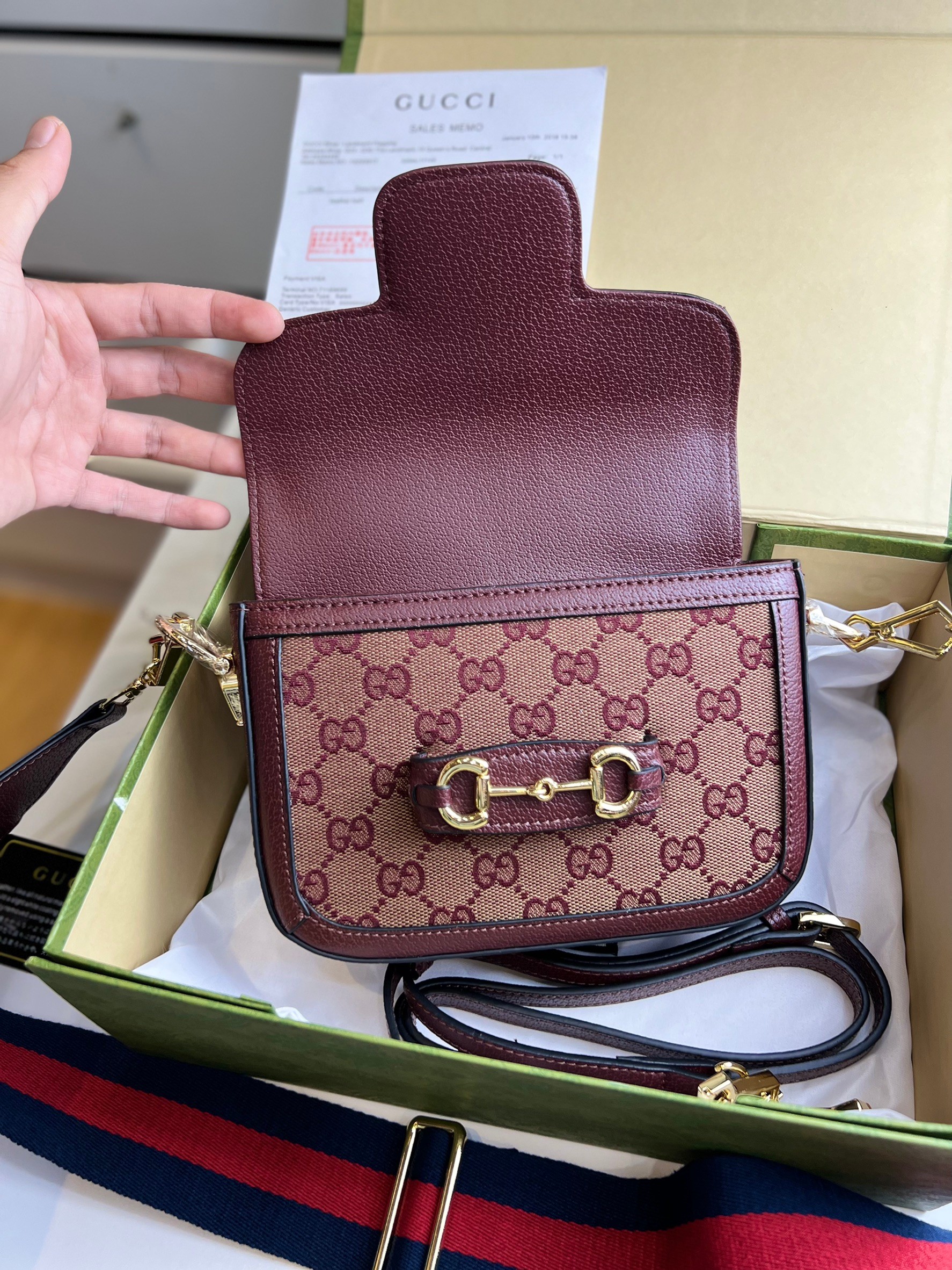 หนังแท้ GUCCI Horsebit 1955 mini bag GG Supreme canvas สีใหม่สวยมากกกก มีมาน้อยน้า สาวๆ ชอบรีบจัดเลยค่าา ที่สุดของรุ่นที่ฮอตหนักมาก คอลเลคชั่นที่ยอดขายดีตั้งแต่วันแรกที่ลง shop ด้วยรูปทรงที่กะทัดรัด ตอบโจทย์ได้ทุกลุค ทุกไลฟ์สไตล์ ใช้งานได้ง่ายคล่องตัว เรี