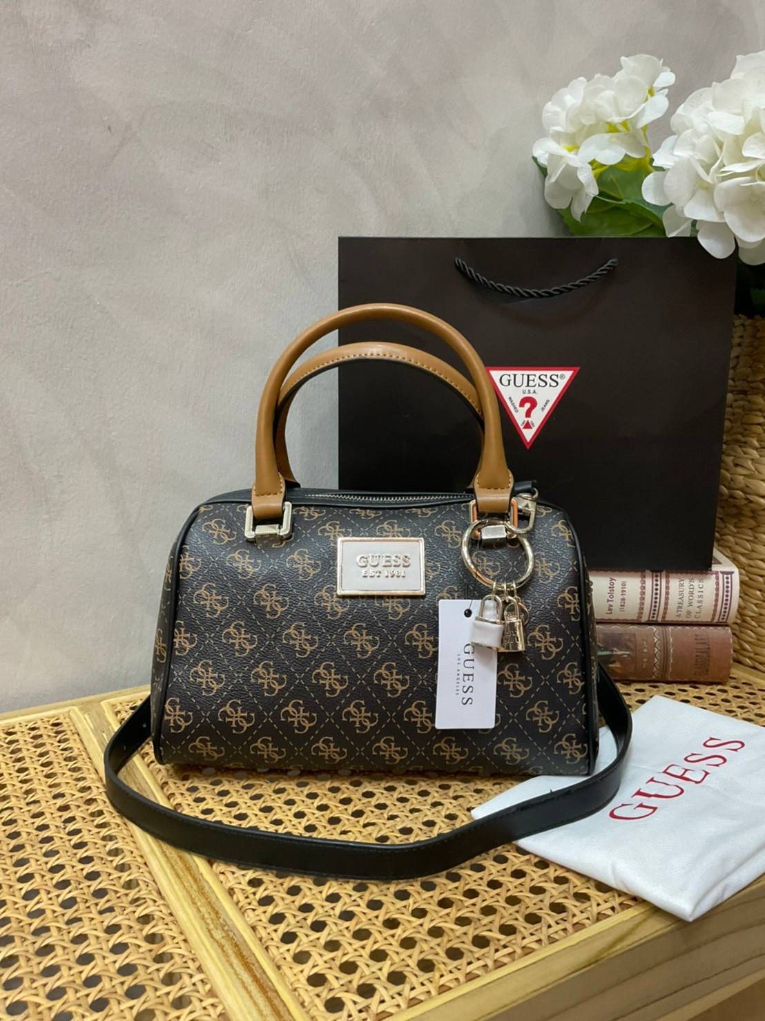 Guess Handbag with Small Shoulder Strap Tyren SG796605 New collection!! Guess ทรงหมอน ขนาดเล็ก ลายซิกเนเจอร์แบรนด์ ทรงหมอนยอดฮิต มีให้เลือก 5 สี สีสวยคลาสสิก เข้ากับง่ายกับทุกชุด ปิด/เปิด ด้วยซิป ภายในโล่งกว้าง แยกเป็นสัดส่วนใช้งาน ซับในตราแบรนด์ ใส่กระเป