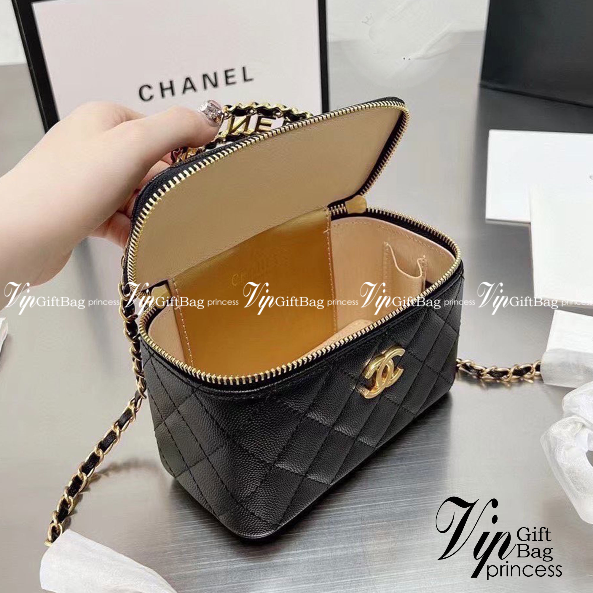CHANEL VANITY Handle / Chanel vanity with chain and top handle กระเป๋าทรงกล่อง Vanity ซีซั่นใหม่ล่าสุด พร้อมกับหูจับอะไหล่ทอง แต่งโลโก้แบรนด์ สวยหรูมาก หนังฟูสวยใส่โทรศัพท์ได้สบายๆ เลยค่ะ มีช่องสำหรับใส่การ์ด ฮอตสุด น่ารักสุด กระเป๋าทรงกล่องใบเล็กน่ารัก ง