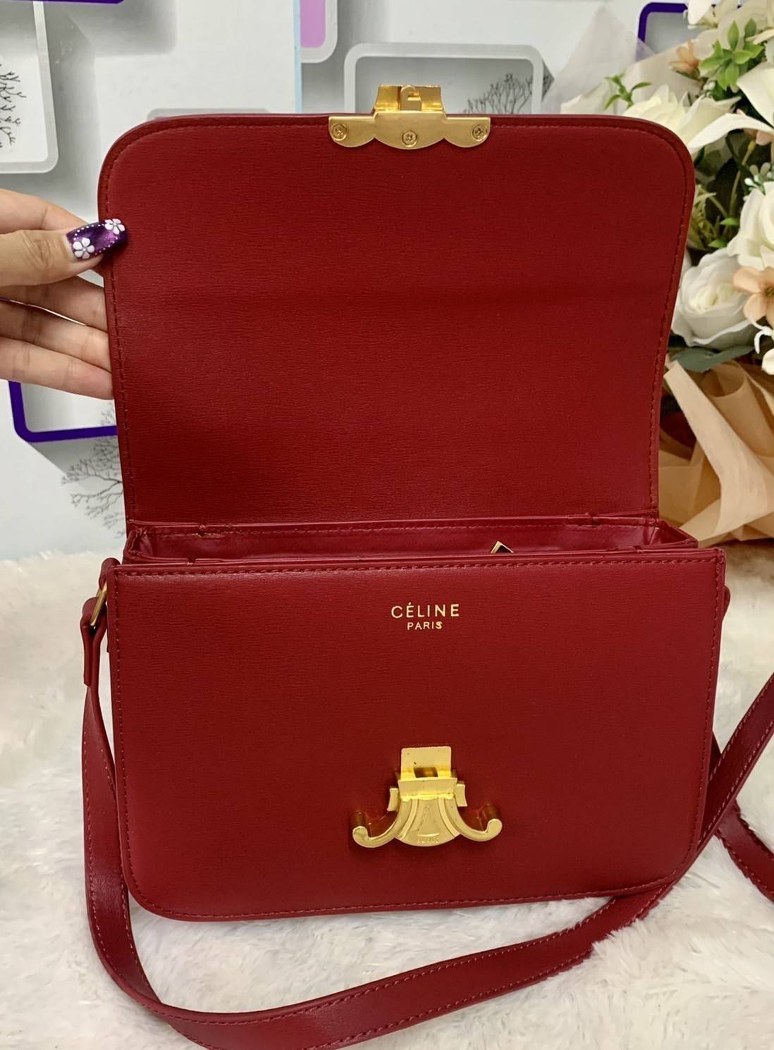 VIP 】CELINE Medium Triomphe Bag In Shiny Calfskin Medium Triomphe Bag In Shiny Calfskin GIFT WITH PURCHASE (GWP) พรีเมี่ยมกิ๊ฟ Limited Edition จาก CELINE PERFUME DUTY FREE COUNTER วัสดุหนังแท้ (Calfskin) ซับในเป็นหนังแกะ (Lambskin) รูปทรงสี่เหลี่ยมผืนผ้า 