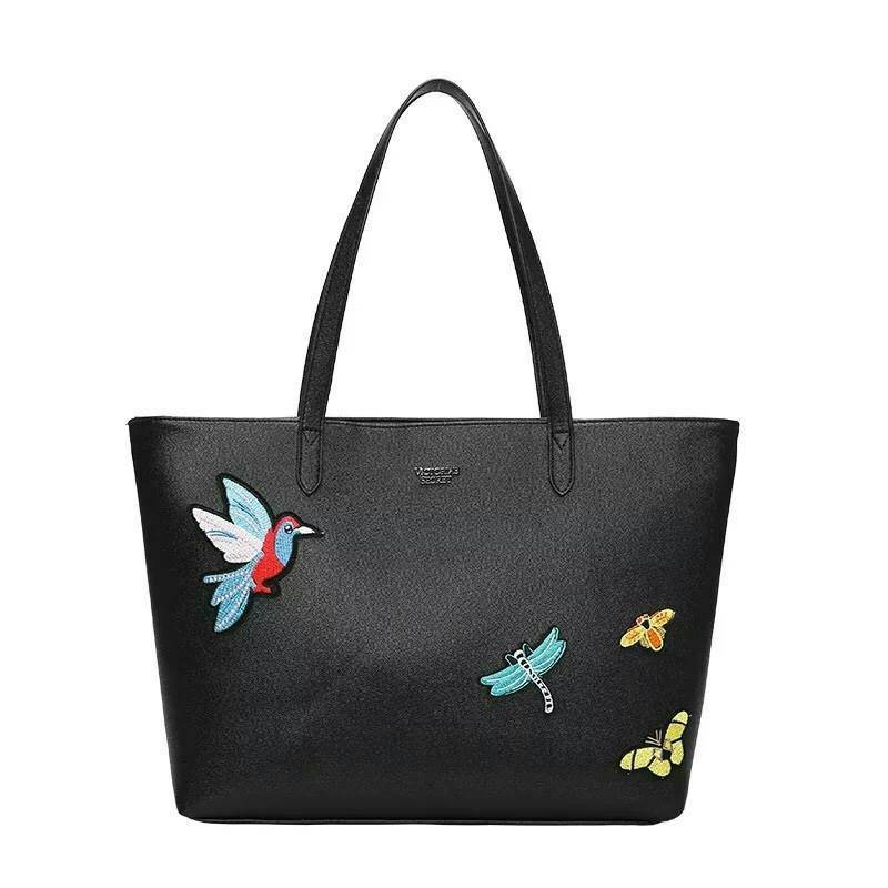 Victoria’s Secret Tote Bag 2019 กระเป๋าถือหรือสะพายลายหนังคาเวียร์ สวยด้านหน้าประดับด้วยโลโก้ ตัวกระเป๋าแต่งด้วยลายปักสวยเก๋ ปากกระเป๋าเปิดปิดด้วยซิปสะดวกใช้ ภายในมีช่องโล่งและช่องเล็กไว้แบ่งเก็บของ ใส่หนังสือ เอกสาร A4 Notebook ipad กระเป๋าสตางค์ ของใช้ไ
