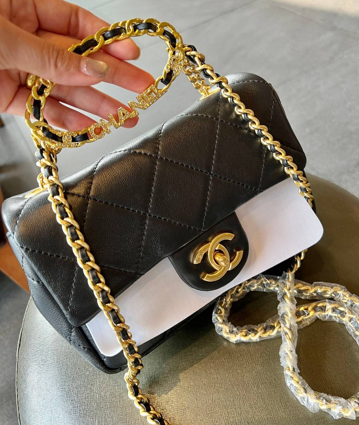 Chanel Small Flap Bag with Top Handle 8" /CHANEL CHAIN SHOULDER BAG กระเป๋าสะพายได้และหิ้วได้ หนังสวย เรียบ สัมผัสนุ่มมือ น่าใช้มากๆ