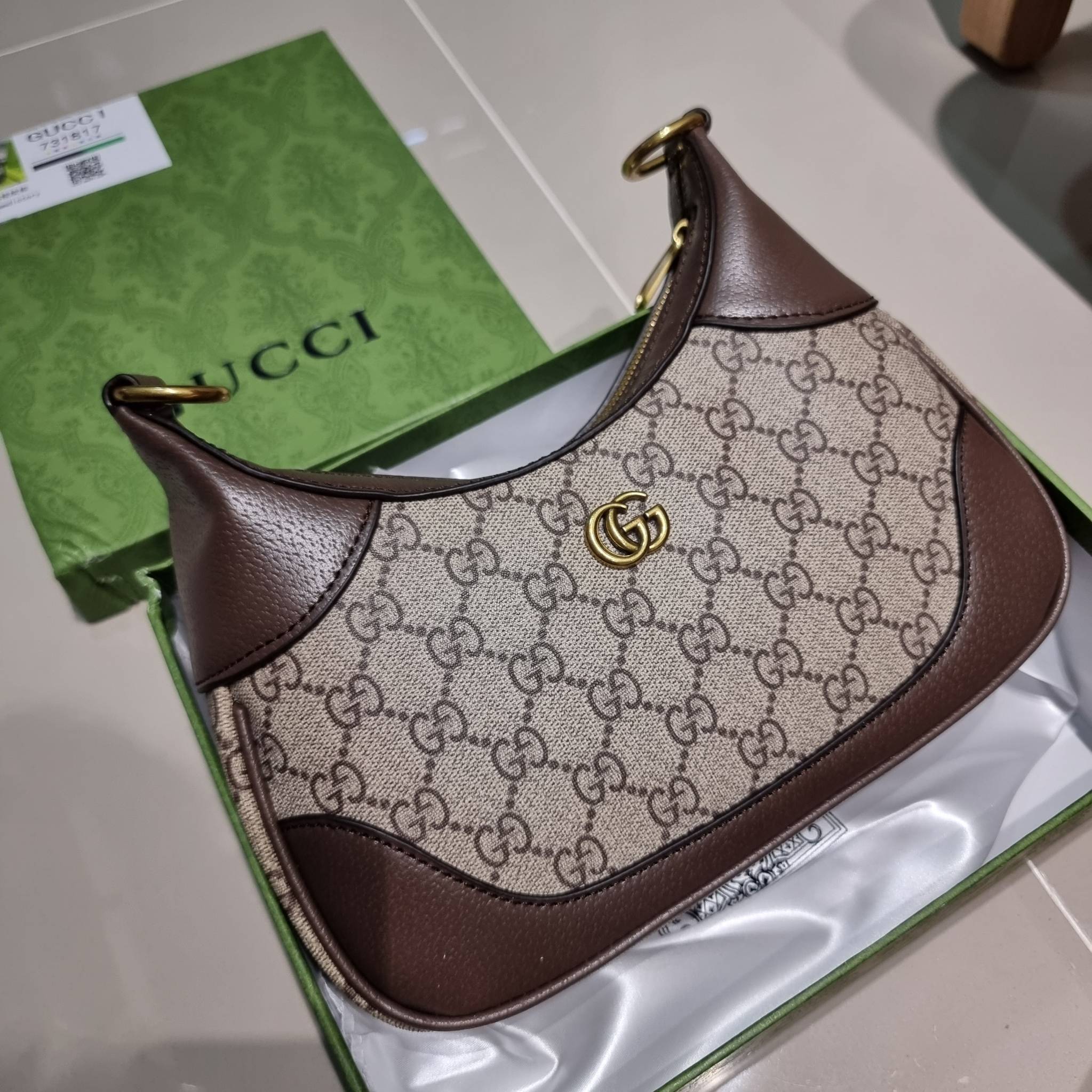 GUCCI Aphrodite small shoulder bag / GC crossbody pouch bag กระเป๋าสะพายทรงคลาสสิค ดีไซน์ย้อนยุคผสานความโมเดิร์นด้วยรูปทรงพอช ที่ใช้งานได้ทุกสไตล์ วัสดุหนังแคนวาส ทนทาน ภายในกระเป๋าเป็นช่องโล่ง สายสะพายมีลูกเล่นหลากหลาย มีให้ทั้งแบบโซ่คล้องไหล่ สายหนังที่