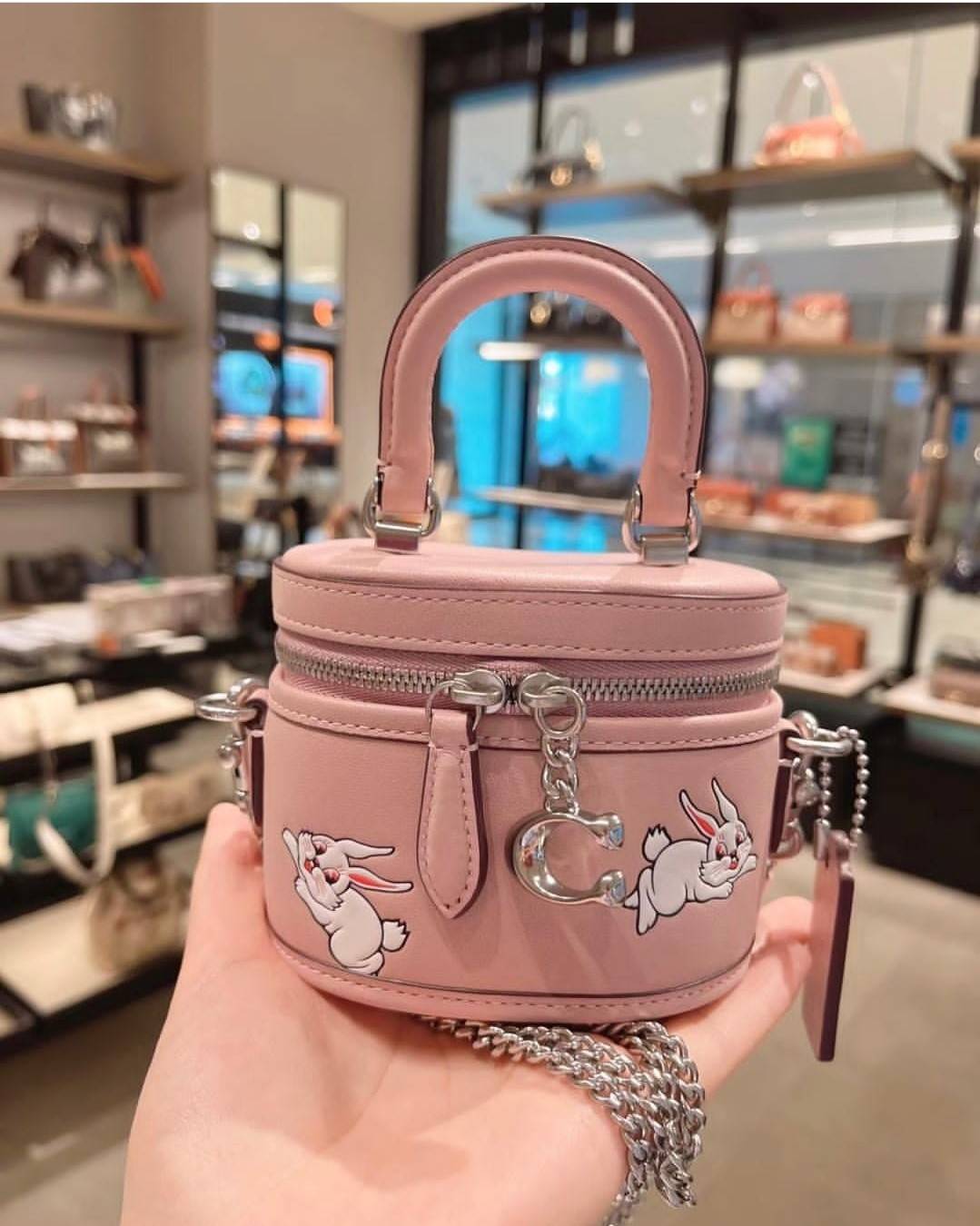 COACH TRAIL CROSSBODY 12 WITH RABBIT PRINT CN596 พร้อมส่ง กระเป๋าสะพายทรงกล่องทรงโค้ง น่ารักสุดฮิต โดดเด่นด้วยน้องกระต่าย และอะไหล่ตัวซีที่หัวซิป ใช้งานสะดวก