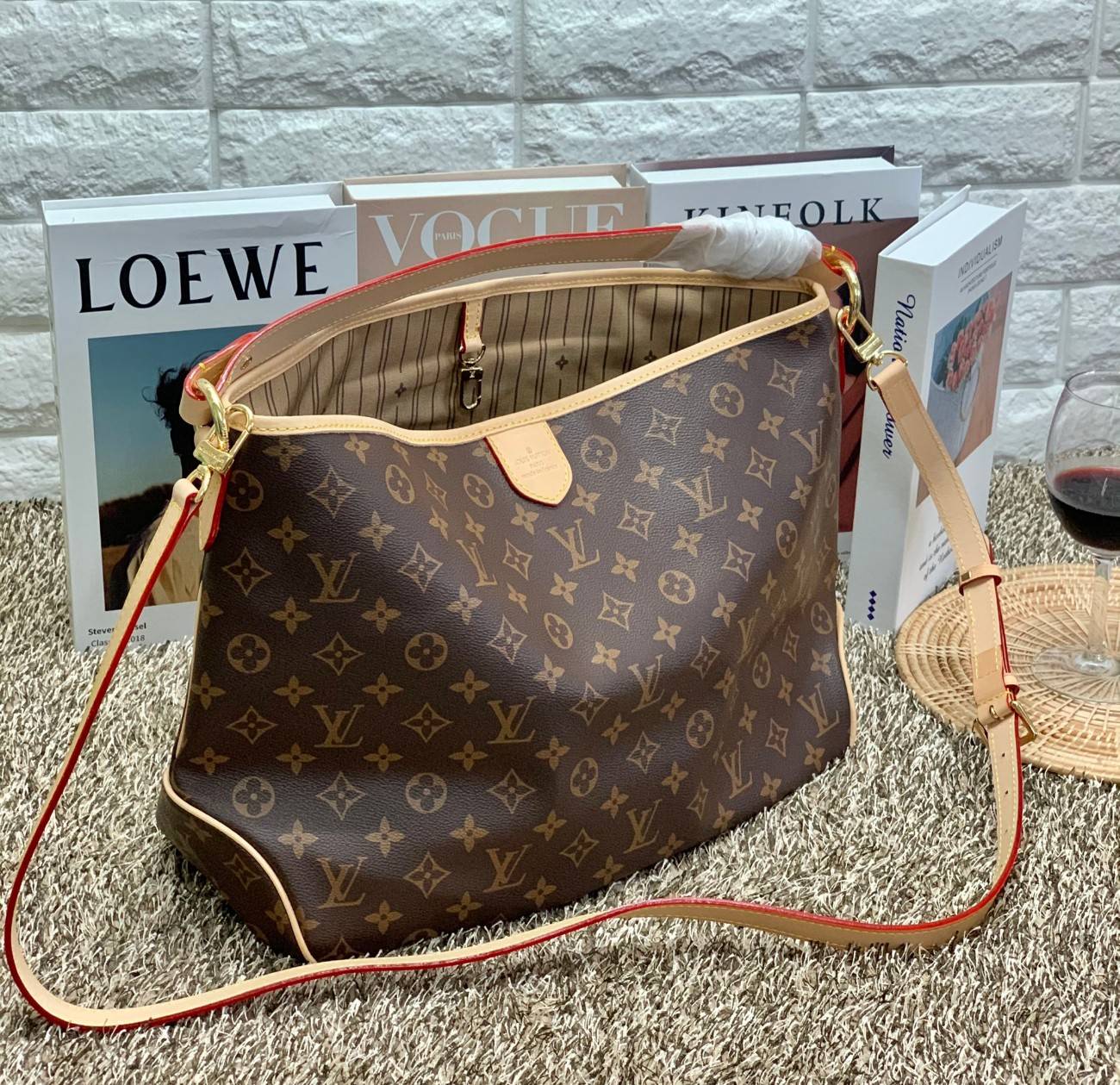 ชอบๆใบใหญ่ ใส่ได้เยอะจริงๆค่าา!! LOUIS VUITTON MONOGRAM DELIGHTFUL ((M)) ((PREMIUM GIFT LV)) พร้อมส่งค่ะสาวๆ กระเป๋าทรงสูง ใบใหญ่ หนังแกะสังเคราห์ นิ่มสวย ขอบหนังขัดสีธรรมชาติ((พื้นผิวจะมีสีดำๆ)) หูหิ้วปั้มโลโก้LV สวย