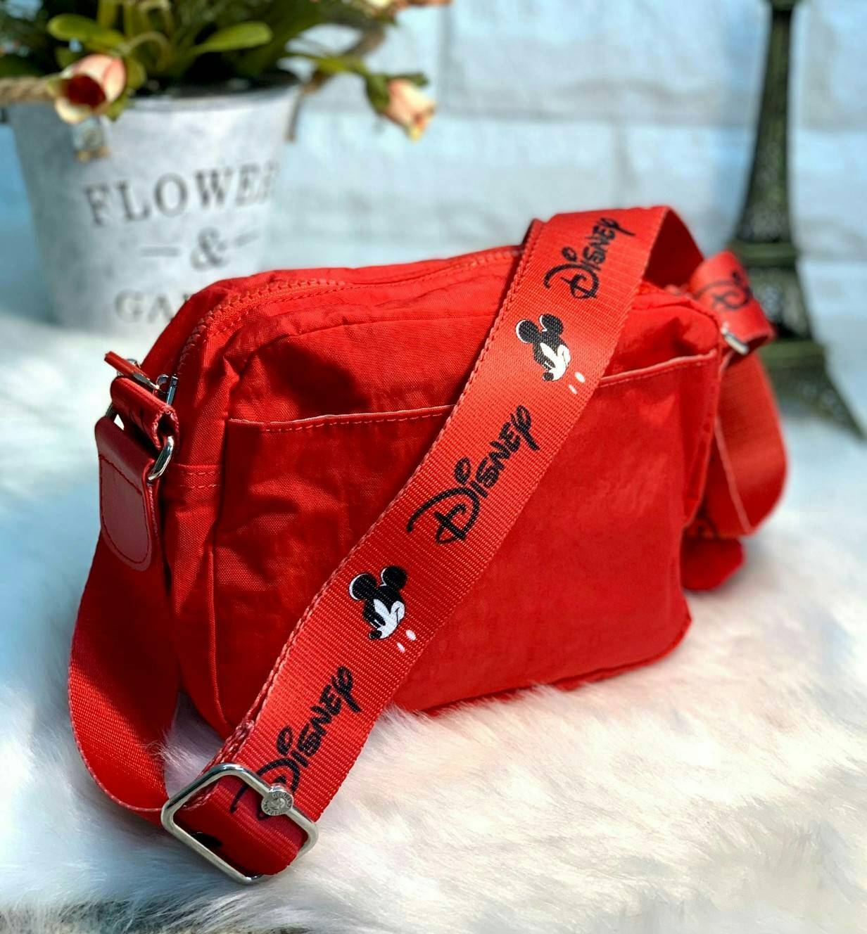 Kipling Mickey Plus Veni Crossbody Bag >>kipling factory oem HK ✔️1ในคอลเลคชั่น 90 ปี มิคกี้เม้าส์ ค่ะ ✔️พร้อมส่งที่ไทย ไม่ต้องรอพรี !! ✔️กระเป๋าสะพายครอสบอดี้ร์//สะพายข้าง ใบขนาดกำลังดี น่าใช้มากๆค่ะ ✔️แต่ละสี แต่ละลาย ว