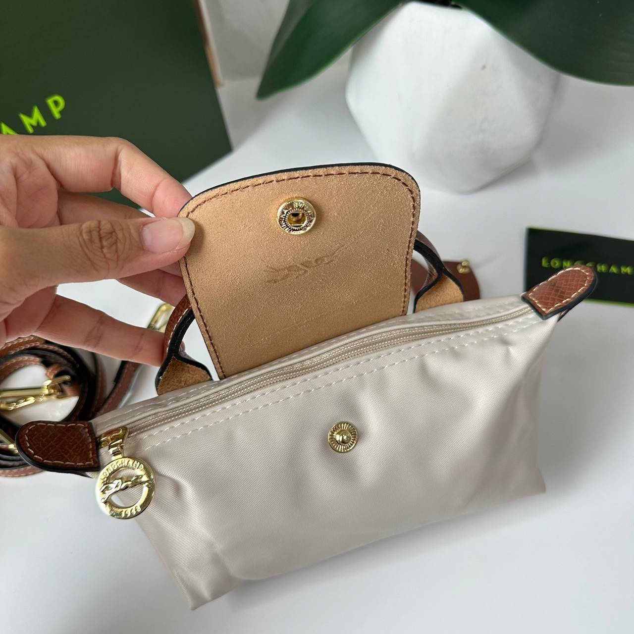LONGCHAMP LE PLIAGE ORIGINAL Pouch with handle กระเป๋าใบเล็กขนาดกระทัดเหมาะกับใส่ของจำเป็นจุกจิก กันน้ำได้ พร้อมส่ง