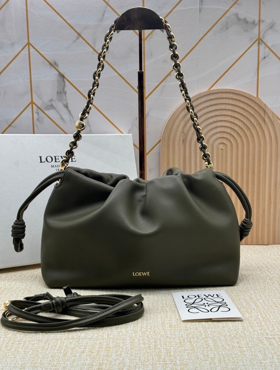 ORI หนังแท้ | Medium Loewe Flamenco purse in mellow nappa leather 30cm กระเป๋าสะพายทรงคลัช เรียบหรูดูแพง เรียบง่ายใช้งานสะดวก หนังแนปป้าให้สัมผัสนุ่มสบายผิว มาพร้อมสายสะพายร้อยห่วงหรูหรา