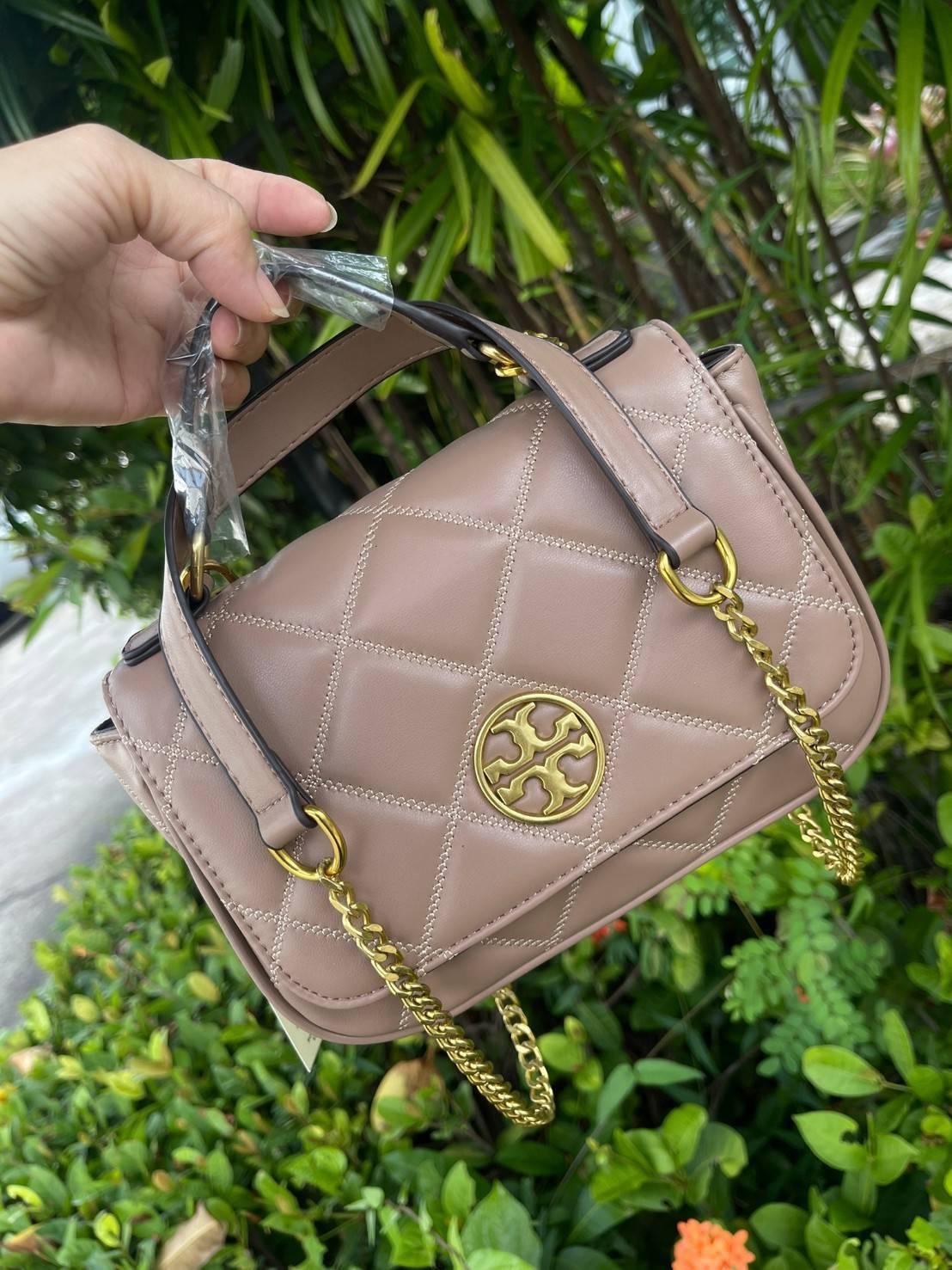 Tory burch crossbody and mini top handle Bag กระเป๋าถือที่มีดีไซน์แสนจะธรรมดาแต่ให้ลุดสุดชิด โดยลวดลายการเดินด้ายกระเป๋าที่มีรสนิยมดูแล้วคลาสสิค ตัวกระดุมของกระเป๋าเปิด-ปิดได้ง่าย หนังมีความนิ่ม จะถือก็ให้ความเก๋ได้อีกแบบ เหมาะกับการไปเที่ยวทั้งในวันสบาย