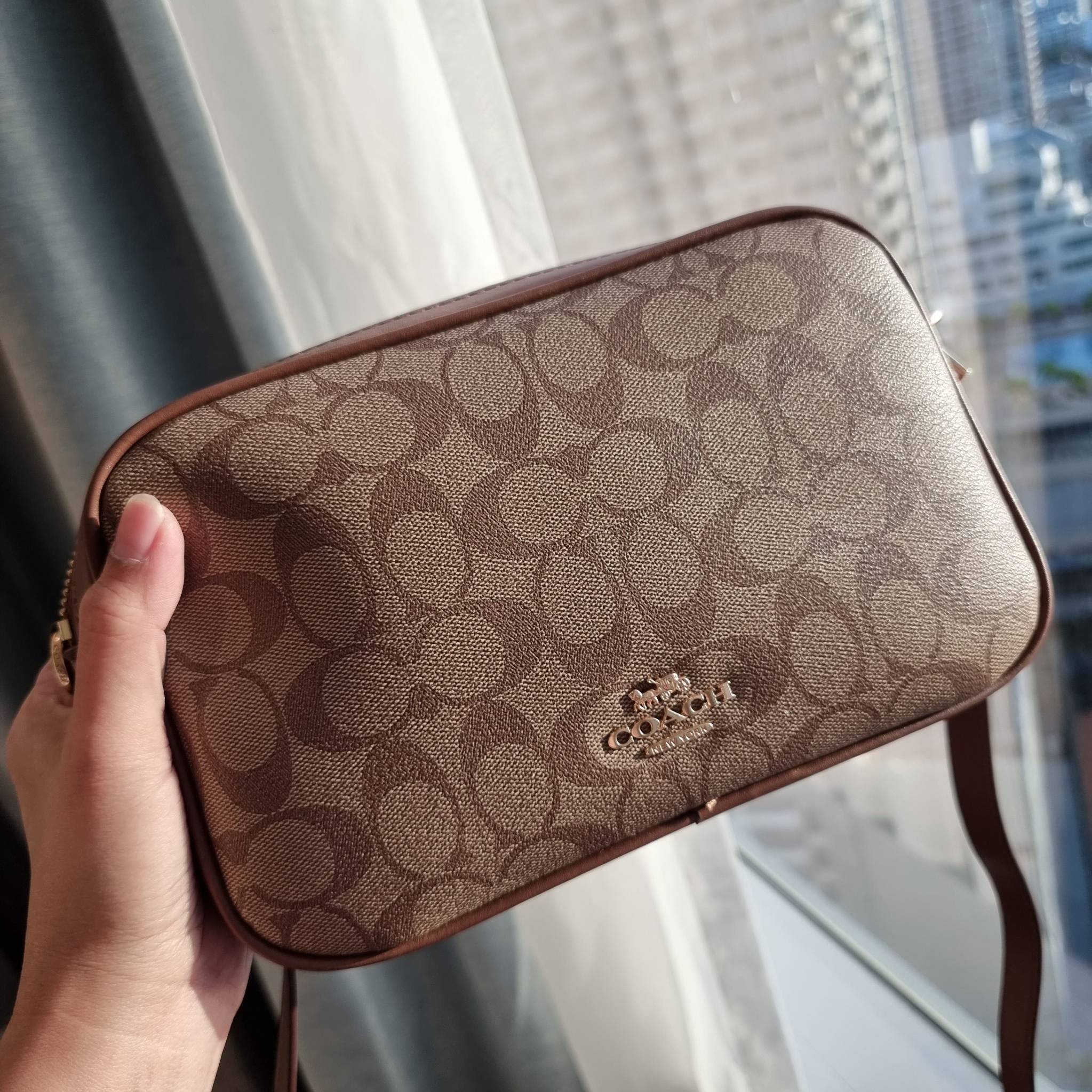 OUTLET 】COACH F68168 JES CROSSBODY IN SIGNATURE CANVAS รุ่นยอดฮิต!! กระเป๋าสะพายข้าง รุ่น 2 ซิป ใบใหญ่จุใจ สีคลาสสิคขายดี!! วัสดุหนังแคนวาสเคลือบลาย เปิด-ปิดด้วยซิป 2 ช่องหลัก ใช้งานง่าย ทรงสวยมากๆรุ่นนี้ มาพร้อมสายสะพาย crossbody ปรับได้ตามตัว ภายในใส่ขอ