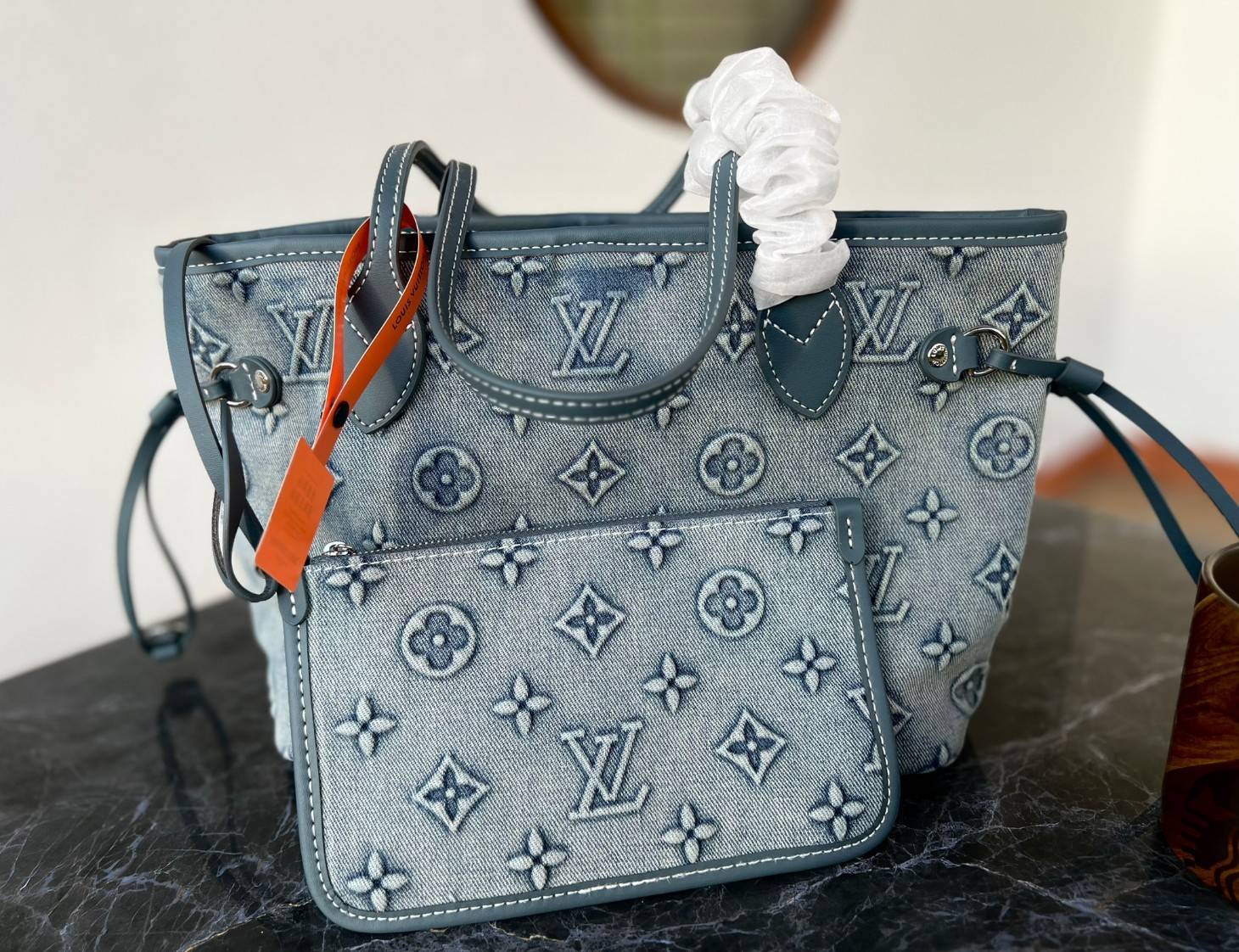 LV Neverfull Denim Tote Bag กระเป๋าสะพายทรงโท้ทเดนิมลายโมโนแกรมปั้มนูนคมชัดสวยหรูลัคชู สุดคลาสสิค ดีไซด์ใหม่ กับกระเป๋าทรงที่สามารถใช้ได้กับทุกๆวัน วัสดุเดนิมหนานิ่มอย่างดี ทอลายแบรนด์แบบ3Dนูนคมชัดสวยมากๆค่ะ