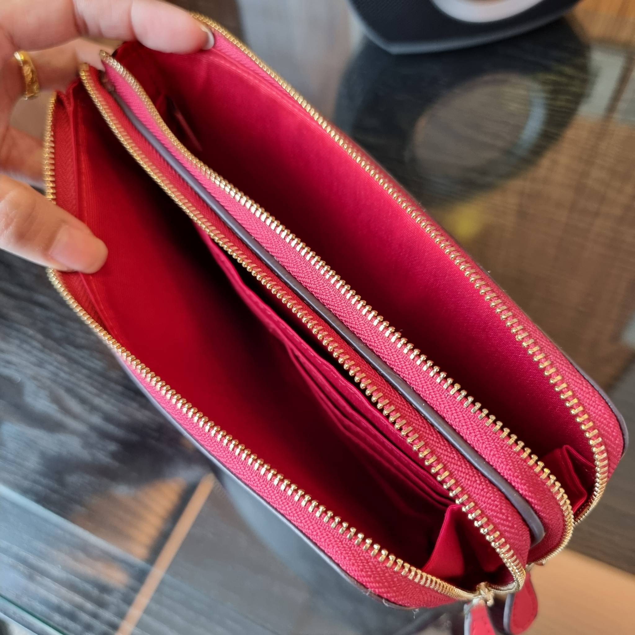 COACH F54057 DOUBLE ZIP WALLET IN SIGNATURE กระเป๋าคล้องมือ size L ใบนี้ใส่มือถือได้ทุกรุ่น ขนาดกำลังดี พกพาสะดวกมากๆ วัสดุหนังสังเคราะห์ ภายในเป็นผ้าสีสวยคม ใส่ธนบัตร ใส่บัตรได้เยอะ ใส่มือถือได้สบายๆทุกรุ่น ตอบโจทย์สาวๆที่ไม่ชอบพกเยอะวุ่นวายจ้า ใบนี้เอาอ