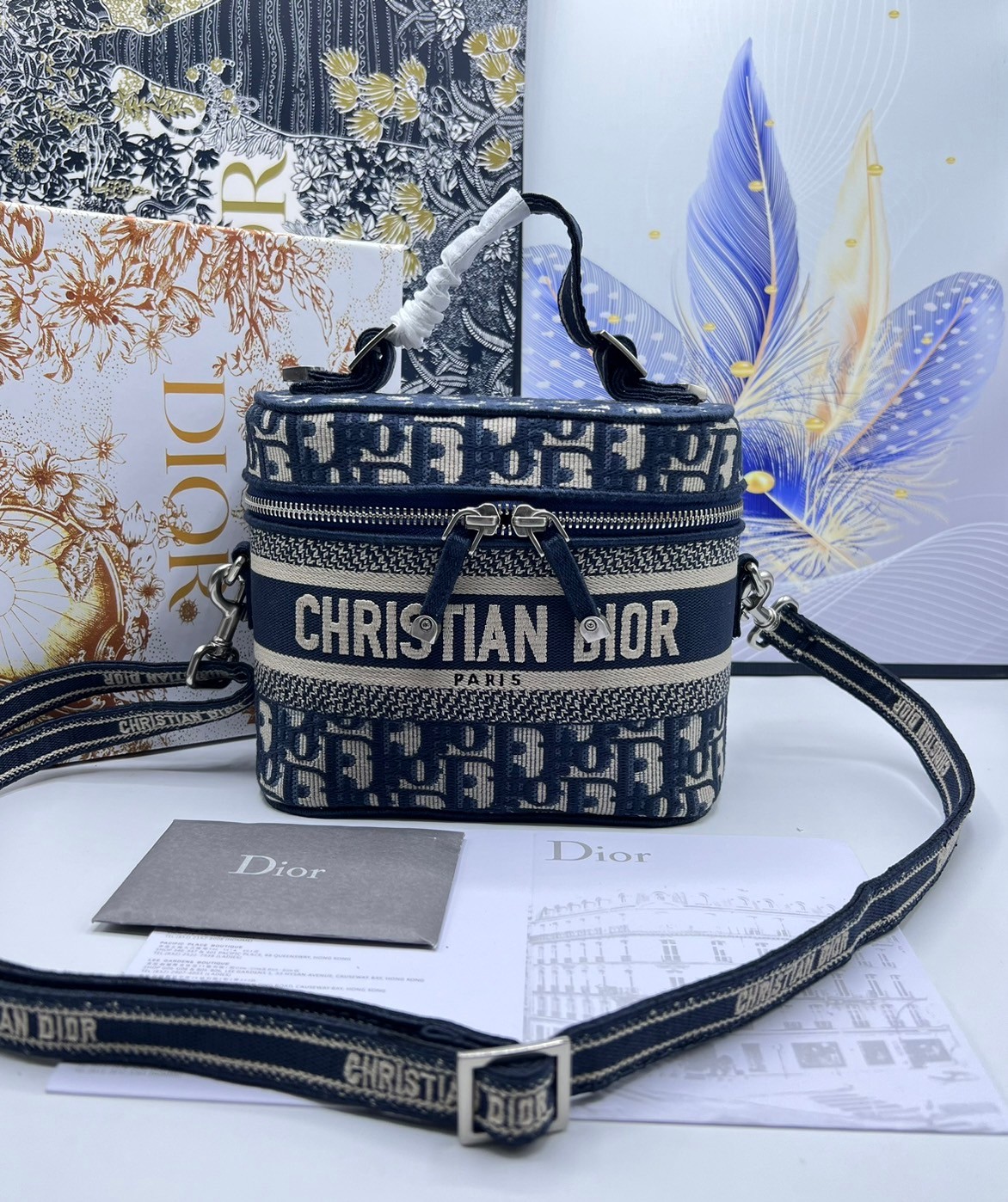 18cm Small DiorTravel Vanity Case กระเป๋าใส่เครื่องสำอาง มาพร้อมกับลวดลาย Oblique ปักอย่างประณีตและประดับด้วยสัญลักษณ์ Christian Dior Paris มาพร้อมสายสะพายและหูจับในตัว ปรับเปลี่ยนใช้งานได้ตามสไตล์