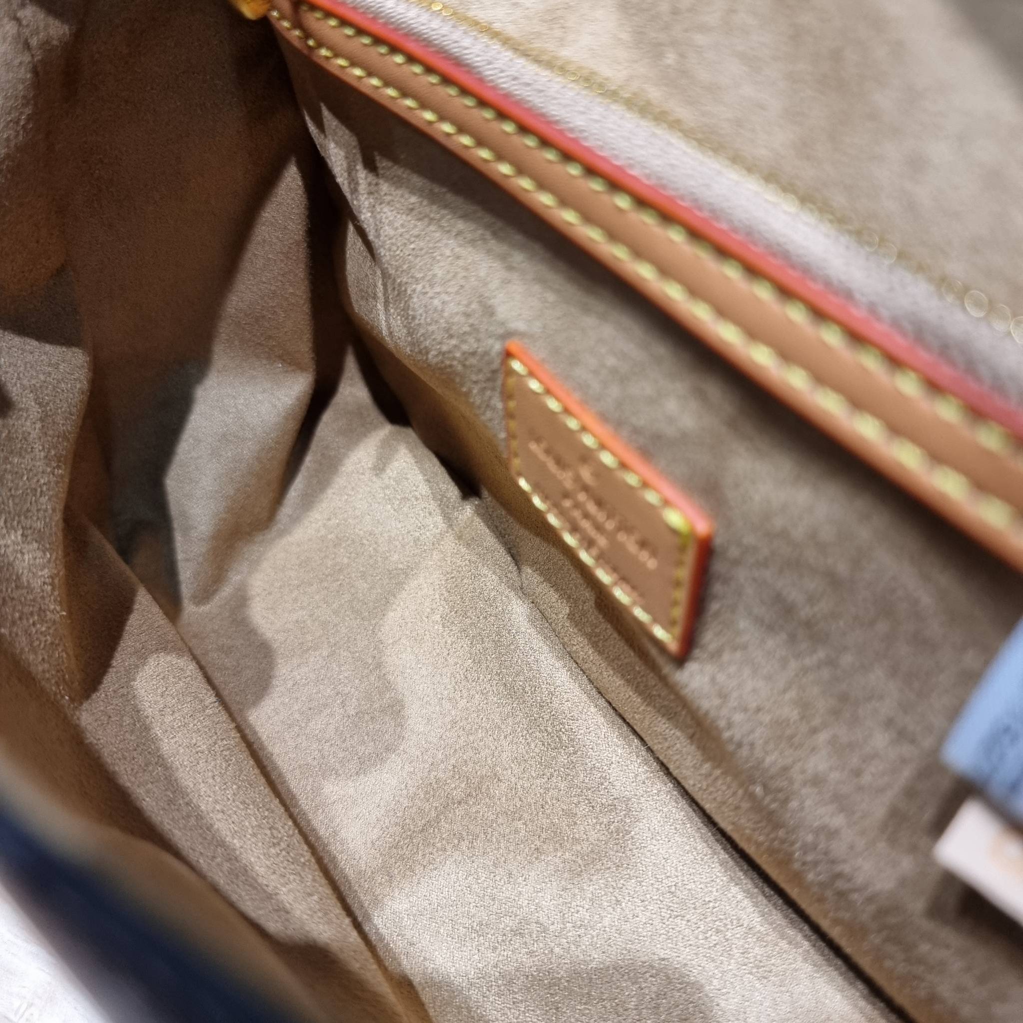 LV DIANE FLEECE BAG ใหม่กับรุ่นที่ทำมาจำนวนจำกัด ดีไซน์ต้อนรับอากาศเย็นๆช่วงส่งท้ายปี กับกระเป๋าสะพายทรงสวย ดีไซน์คลาสสิคซ่อนความหรู ด้วยการตกแต่งขนฟูนุ่ม วัสดุหนังแคนวาสตัดสลับหนังแท้ เปิด-ปิดกระเป๋าด้วยกระดุมแม่เหล็ก ภายในเป็นช่องโล่ง ใส่ของสำคัญได้ครบ