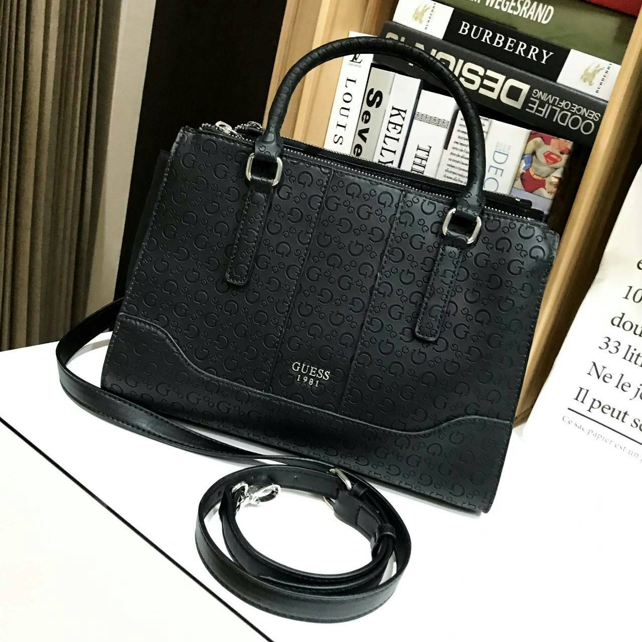 GUESS WOMAN SINGNATURE HANDBAG 2019 กระเป๋าสะพายรุ่นใหม่ล่าสุดจาก GUESS FACTORY หนังสวยอยู่ทรงปั้มลาย Singnature รอบใบ ด้านหน้าประดับโลโก้แบรนด์ ภายในมีโลโก้ ซับในลายแบรนด์ มีช่องแบ่งหลายช่องทั้งช่องซิปและช่องเล็ก ใส่ของแยกเป็นสัดส่วนสะดวกใช้ ขนาดกำลังดีส