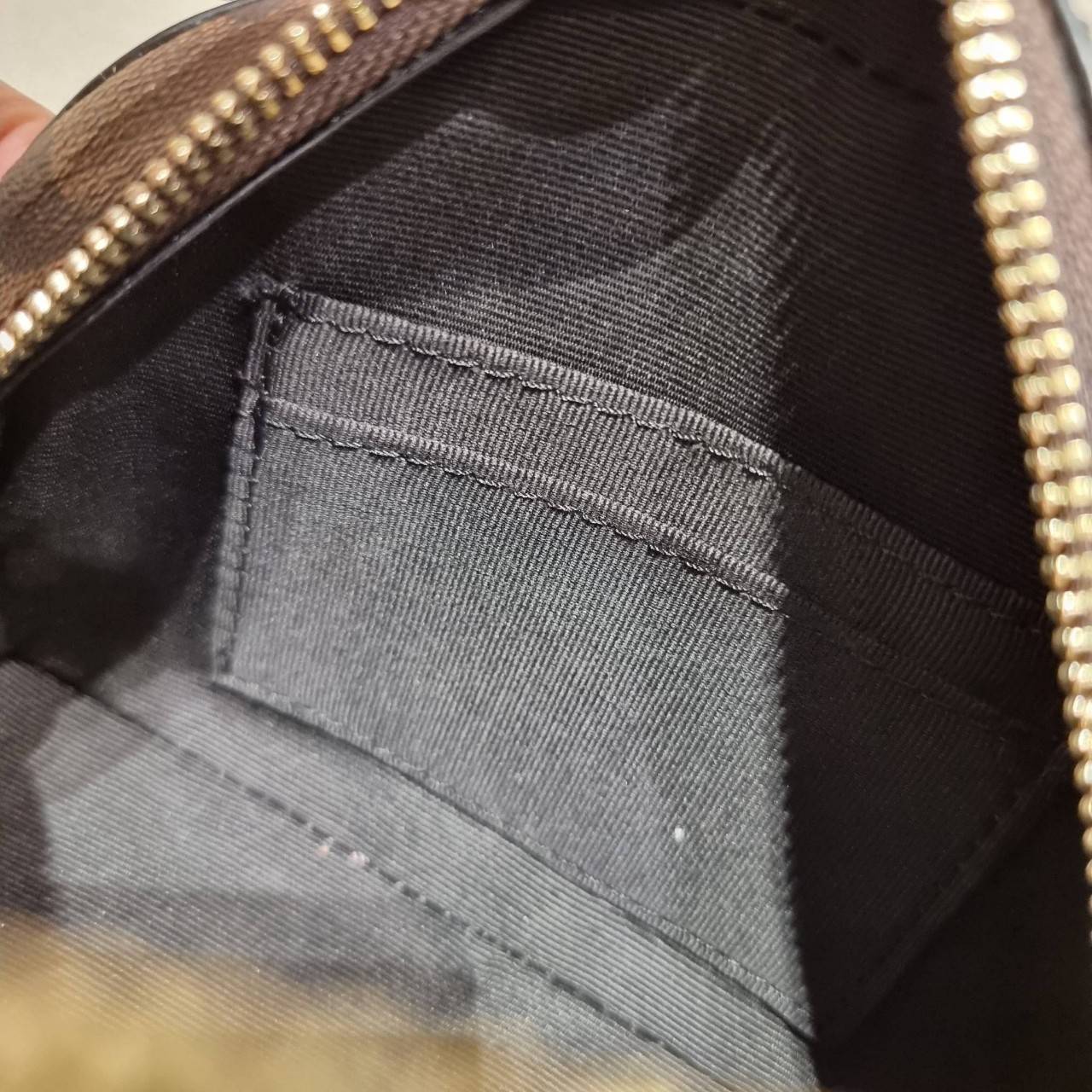 COACH 2628 MINI SERENA CROSSBODY IN SIGNATURE CANVAS ใหม่ที่สุด!! พร้อมส่งทุกสีเด็ด!! ย่อส่วนกระเป๋าสะพายคอลเลคชั่นยอดฮิต มินิเซเรนา ที่รับรองว่าน้องน่ารักม้ากกก!! ขนาดเล็กกุ๊งกิ๊ง แต่ดีเทลยิ่งใหญ่ วัสดุหนังแคนวาสเคลือบลาย เปิด-ปิดด้วยซิป สะดวกใช้ ภายในเป