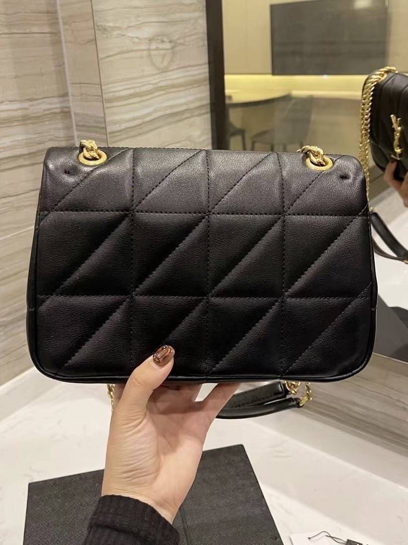 VIP 】SAINT LAURENT JAMIE BAG VIP GIFT WITH PURCHASE (GWP) พรีเมี่ยมกิ้ฟ Limited Edition จาก YSL DUTY FREE COUNTER วัสดุหนังแกะสังเคราะห์ อะไหล่สีทอง ดีไซน์ลายตารางหมากฮอต ประดับโลโก้แบรนด์ที่ด้านหน้า รูปทรงสวย มีหูจับถนัดมือสายสะพายโซ่เลื่อนปรับระดับได้..