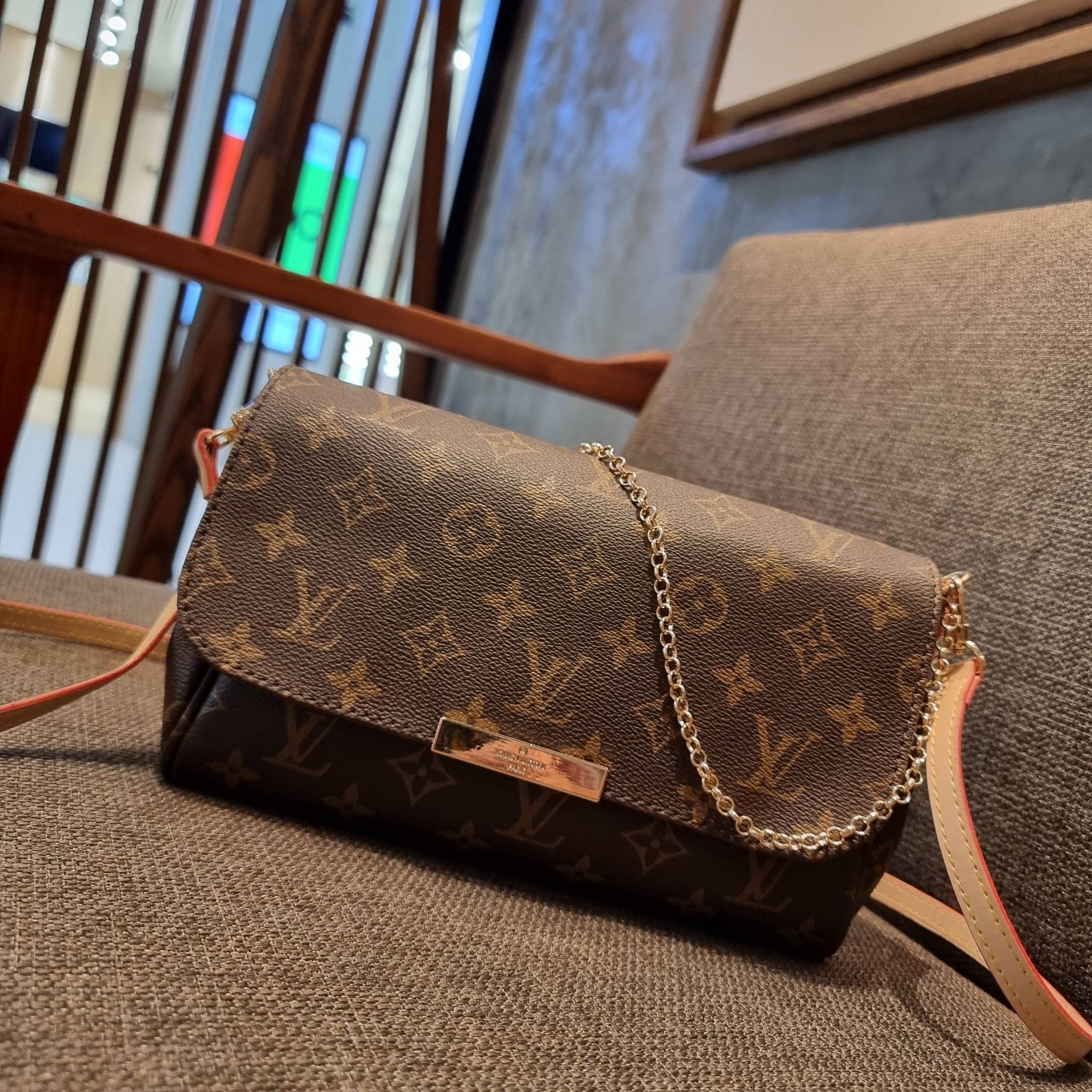 LV CROSSBODY CHAIN BAG rare item!! วัสดุหนังแคนวาส คมชัด หรู เปิด-ปิดกระเป๋าด้วยแถบแม่เหล็ก ภายในเป็นช่องโล่ง ใส่ของใช้สำคัญได้สบายๆ มือถือ พาวเวอร์แบงค์ เครื่องสำอางค์ ของจุกจิกได้หมดจ้า มาพร้อมสายสะพายโซ่ และสายสะพาย crossbody ถอดออกได้ พร้อมเสิร์ฟความส