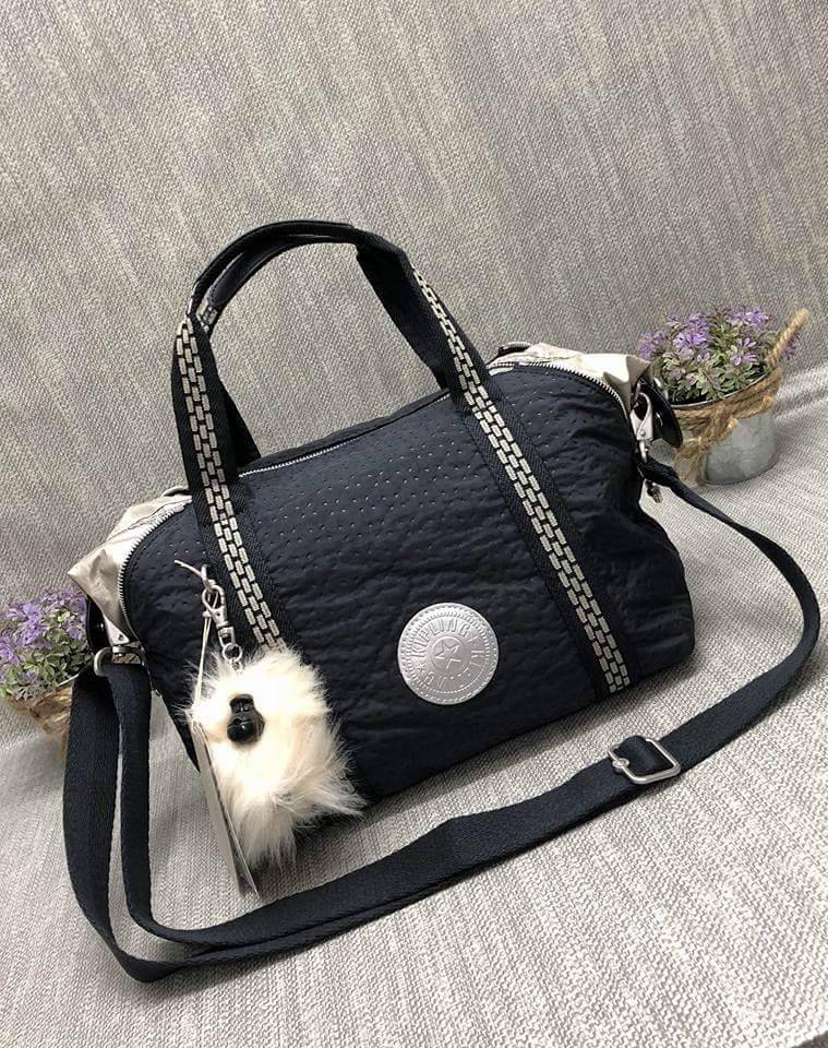 Kipling Art S [k14331] | Kipling factory oem กระเป๋าถือหรือสะพายข้างได้ วัสดุไนล่อนคุณภาพสูง กันน้ำระดับนึงเลยค่ะ หูหิ้วเป็นลายสวยน่าใช้ ด้านหน้ามี logo brand ด้านข้างเป้นกระดุม มีซิปเสริม สามารถเก็บหรือขยายทรงได้ ใช้ได้หลายรูปแบบค่ะ ด้านในโล่งกว้าง ใส่ขอ