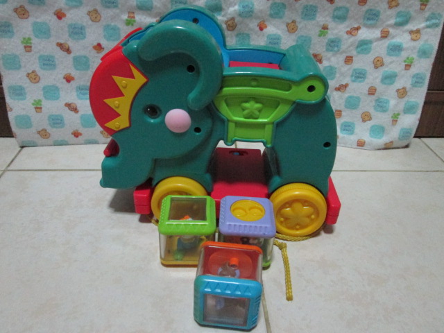Peek-a-Boo Blocks Poppity Pop Elephant by Fisher Price ของเล่นมือสองสภาพดี