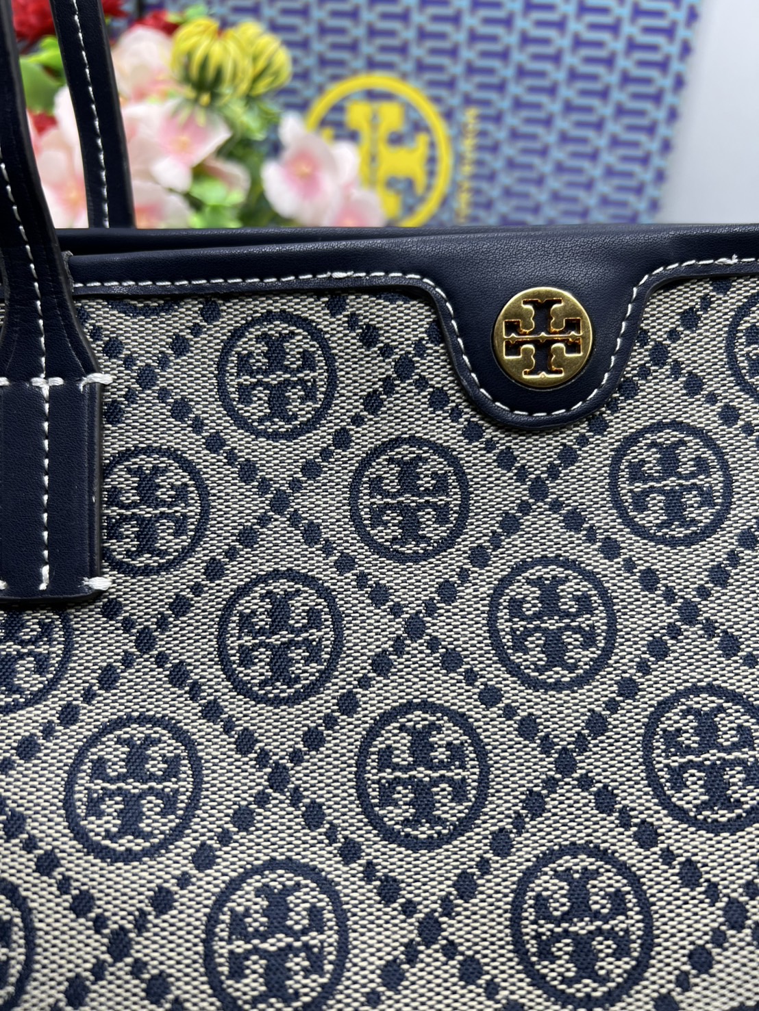 ORI หนังแท้ | Tory Burch T Monogram zip tote bag กระเป๋าทรงโท้ทใบใหญ่ทรงกว้างพร้อมใบเล็กเข้าเซ็ท งานผ้าแจ็คการ์ดตัดขอบหนัง เดอะเบสท์ เซลเลอร์!! ที่สุดของไอเท็มยอดฮิตติดอันดับ ขายดี ขายได้ตลอด ลายโมโนแกรมสุดคลาสสิค สาวๆว่าต้องมีติดบ้านจริงๆน้า