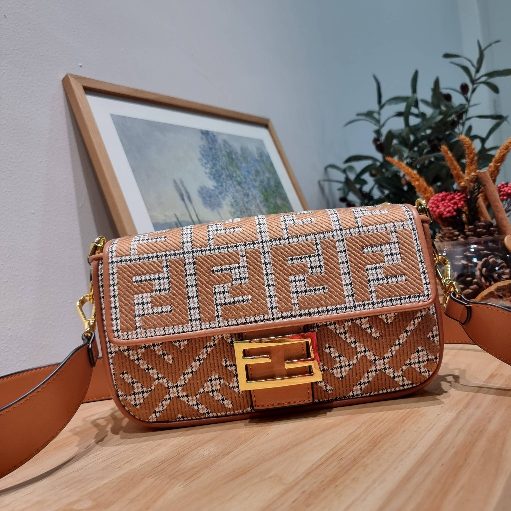 FENDI BAGUETTE MONOGRAM PRINT SHOULDER BAG / FENDI Baguette Brown houndstooth wool bag with FF embroidery อีกหนึ่งรุ่นใหม่ ปังไม่ไหวจ้าแม่!! กระเป๋าสะพายทรงแบคเกตต์ ดีไซน์ลวดลายรอบใบ มี texture โดดเด่นน่าใช้ ดูหรูและคลาสสิค