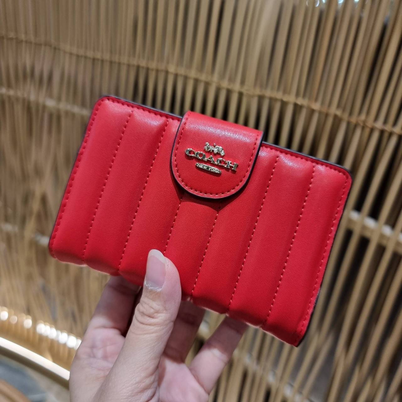 COACH C3454 MEDIUM CORNER ZIP WALLET ความหรูที่ซื้อได้!! กระเป๋าสตางค์ดีไซน์ใหม่ล่าสุด ออกแบบมาหรูดูดี ดีเทลลูกเล่นบุหนัง nappa นิ่มขึ้นเงาสวยมากๆ เปิด-ปิดใช้งานง่าย มีช่องซิปแยก มีช่องใส่บัตร ใส่ธนบัตรได้ทุกชนิด สะดวกใช้จริงๆใบนี้ สาวๆได้ไปใช้แล้วไม่อยาก