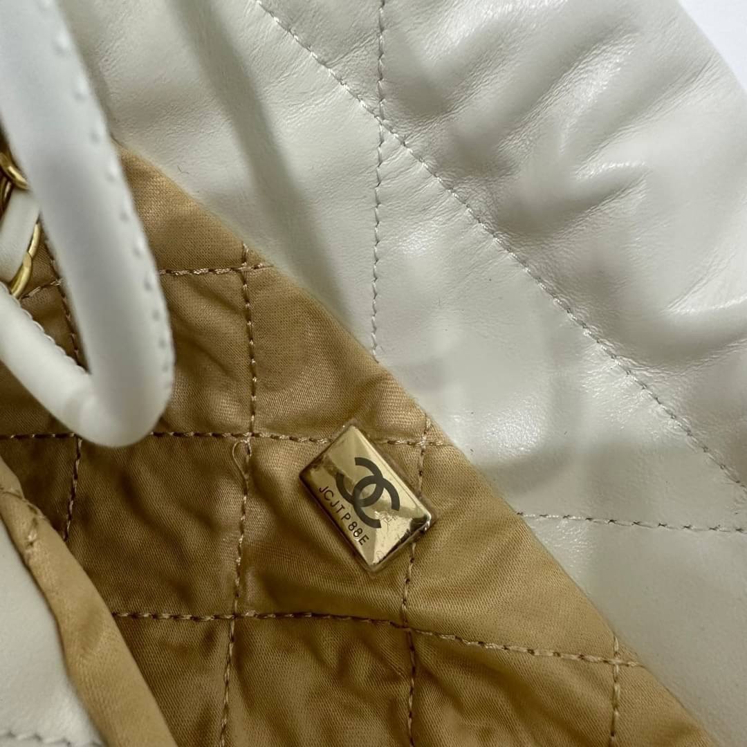 CHANEL 22 MINI HANDBAG Shiny Calfskin & Gold-Tone Metal พร้อมส่ง เกรดออริจินอล สลับของแท้ ใช้งานต่างประเทศได้ ภาพถ่ายจากงานขายจริง