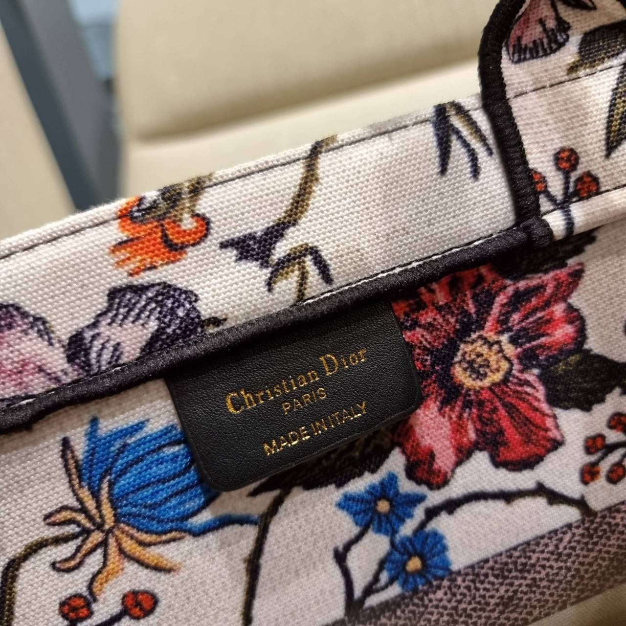 VIP 】HOT ARRIVAL!! DIOR CD SHOPPING BAG WITH GWP กระเป๋าทรงช้อปปิ้งใบใหญ่ จุใจ!! พรีเมี่ยมกิ๊ฟรุ่นดับเบิ้ลฮอต ดีไซน์คลาสสิควินเทจ สวยหรู วัสดุผ้าแคนวาสลายกราฟฟิค ภายในโล่งกว้างมากๆ ใส่ของจุสุดๆ โน้ตบุ้ค ไอแพด กระเป๋าสตางค์ มือถือ หรือเสื้อผ้ายังได้ สะพายค