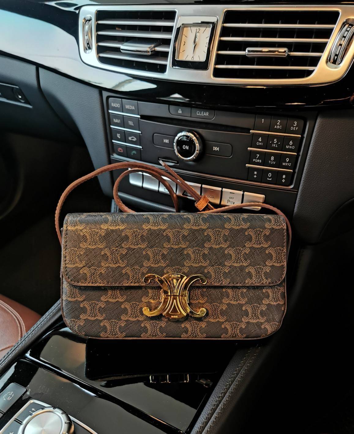 พรีเมี่ยมกิ๊ฟแท้ 100% 】CELINE TRIOMPHE SHOULDER BAG VIP GIFT WITH PURCHASE-GWP พรีเมี่ยมกิ๊ฟ Limited Edition จาก CELINE PERFUME DUTY FREE COUNTER วัสดุ TRIOMPHE & LEATHER ดีไซน์ยอดนิยมสไตล์สาว LISA