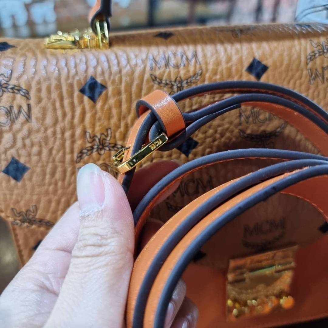 M.C.M MEDIUM PATRICIA SATCHEL IN VISETOS ไซส์กลางมาให้จับต้องแล้วจ้า!! รุ่นที่สาวๆต่างถามหา!! ต้องไอเท็มนี้เลย กระเป๋าถือ/สะพาย ทรงสวยหรู เหมาะกับทุกๆโอกาส ดีไซน์ออกมากึ่งเป็นทางการ แต่ใช้งานได้ทุกสไตล์ วัสดุหนังแคนวาสคุณภาพดีสลับหนังแท้ เปิด-ปิดด้วยตัวกด