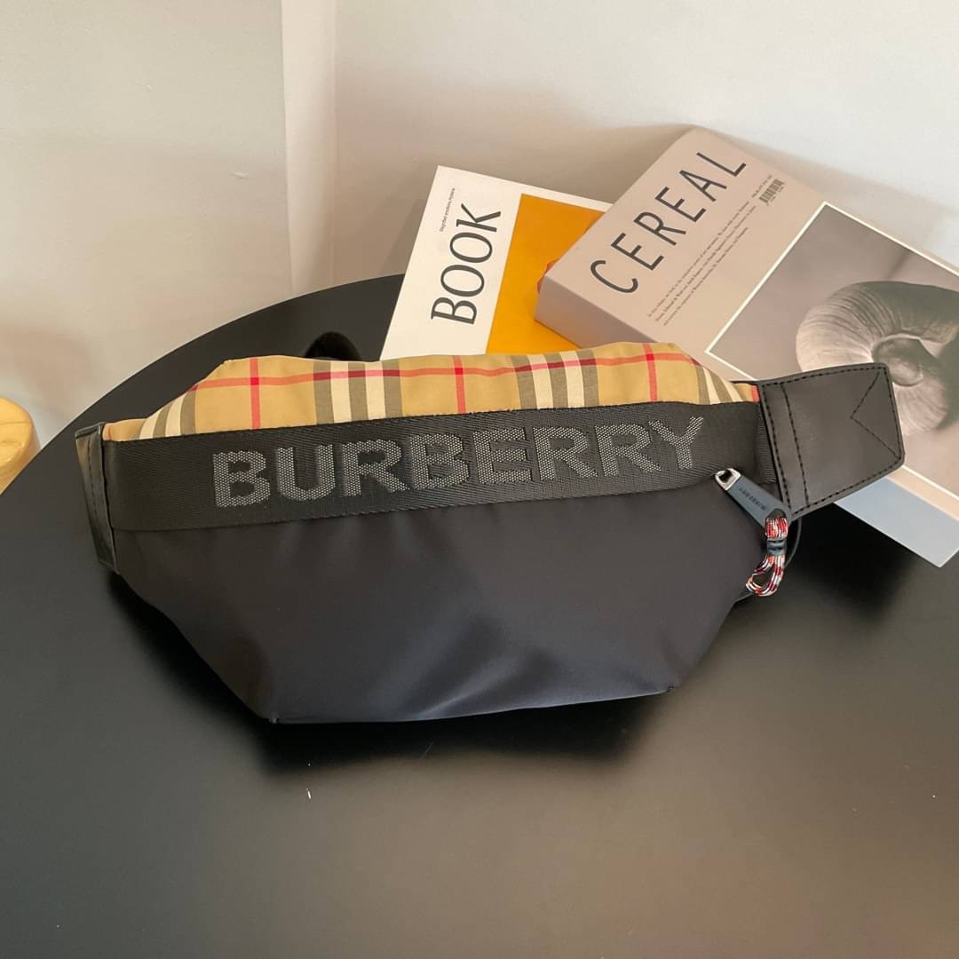 Burberry Vintage Check Sonny Belt Bag รุ่นใหม่ล่าสุด! BURBERRY FRAGRANCES BELT BAG วัสดุ100%POLYAMIDE (Nylon & Canvas)ทกระเป๋าคาดเอว คาดอกแบบ UNISEX ใช้ได้ทุกเพศ ลายวินเทจ