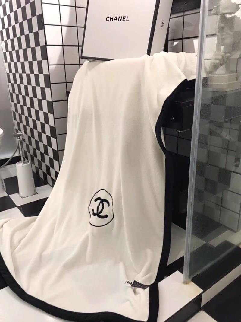 VIP GIFT 】Best Gift! Chanel Blanket พร้อมส่งไอเท็มแนะนำ ผ้าห่มนุ่มนิ่ม ขนปุยๆๆ สบายผิวมาก เนื้อผ้านิ่มฟูนุ่มใช้ได้ทุกโอกาส ขนาดกำลังดี พกพาสะดวก สามารถพกไว้ใช้ในรถ ใช้ในออฟฟิศได้ จะซื้อใช้เองหรือมอบเป็นของขวัญก็ดูดีพร้อมส่งที่ไทย ราคาสุดคุ้มไม่ต้องรอพรีฯ