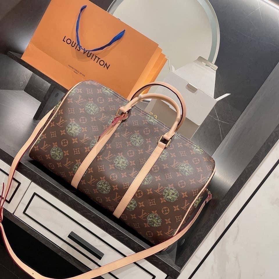 Louis Vuitton Monogram Travel Bag Luggage / LV Travel กระเป๋าเดินทาง อีกรุ่นขายดี!!! ของมันต้องมี ♡ มาใหม่ กระเป๋า TRAVEL BAG ใส่ของได้เยอะมาก ทรงสวย พิมพ์ลายชัดเจน มาพร้อมสายสะพายข้างสวยหรู ดูแพงคะ! พร้อมส่งที่ไทย