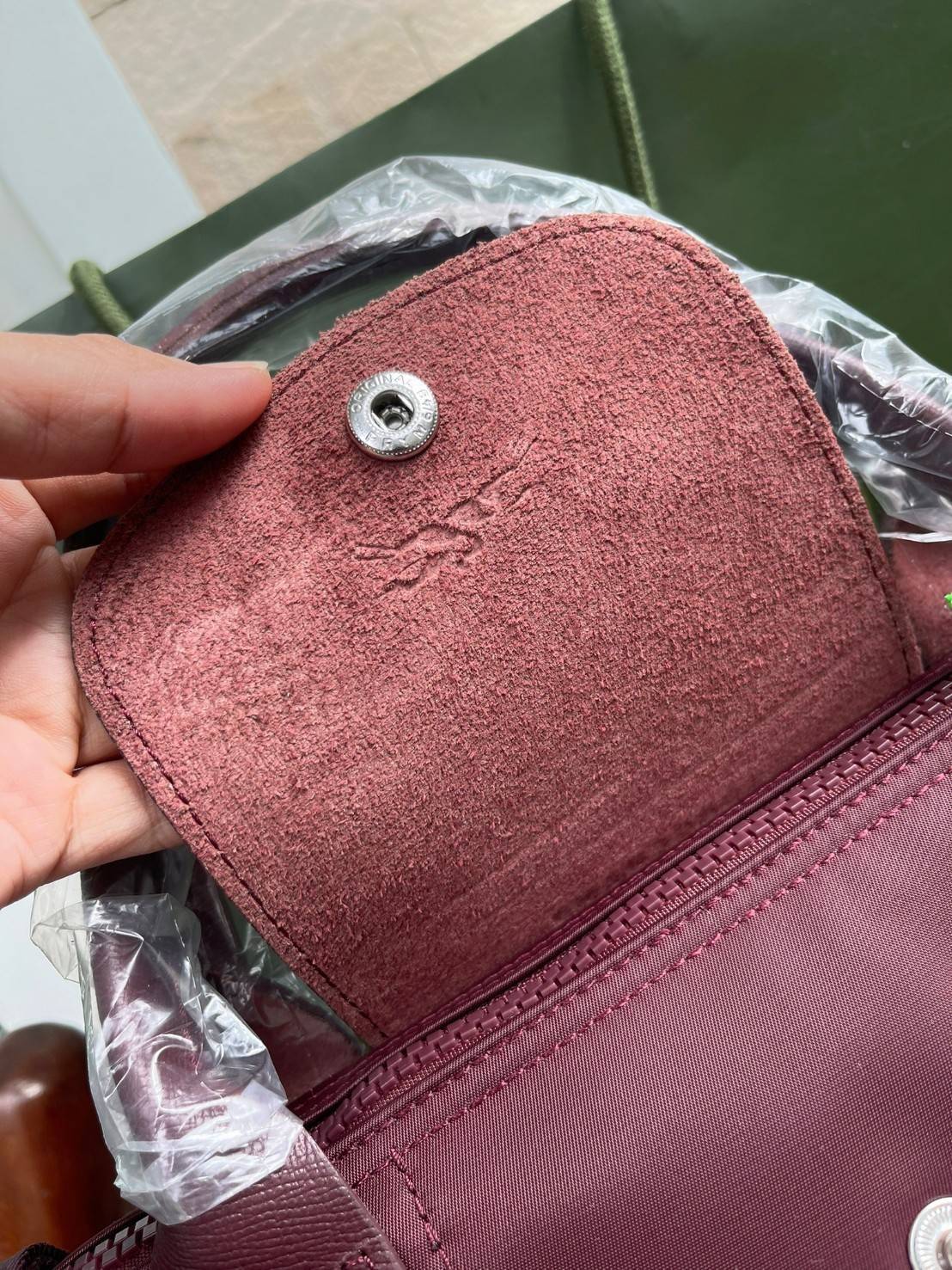 Longchamp LE PLIAGE NÉO TOP HANDLE BAG อีกหนึ่งรุ่นยอดนิยม ที่สาวๆ ต้องมีไว้เก็บไว้สักใบ กระเป๋าโท้ทใบนี้ มาพร้อมกับสีที่มีสไตล์เรียบง่าย มีสายสะพายยาวปรับสั้นยาวได้ช่วยให้คุณสามารถสะพายไหล่ได้อย่างสบาย ในตัวสายปักโลโก้อันเป็นสัญลักษณ์ ในขณะที่ที่ปิดแบบซิ