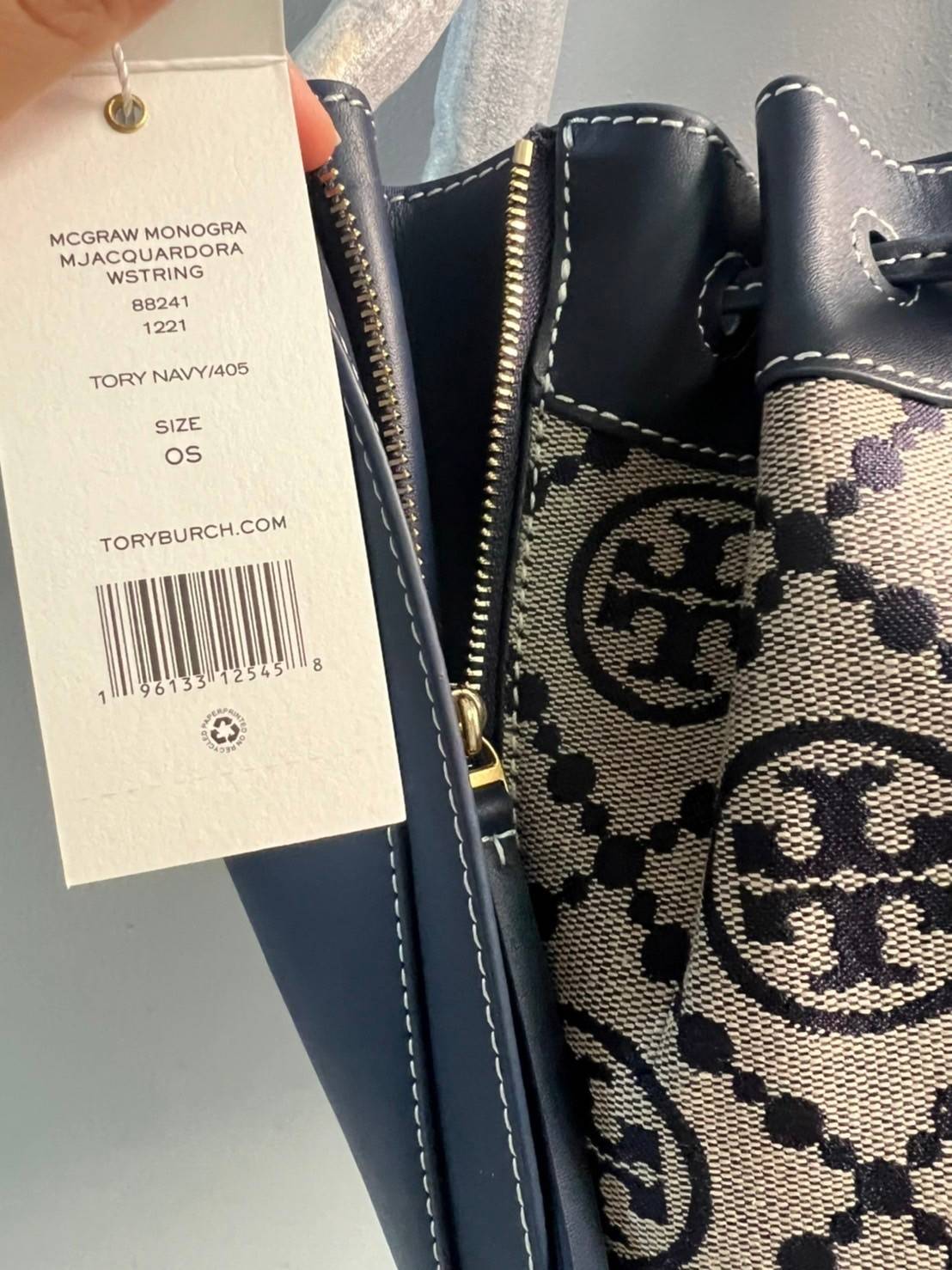 Tory T Monogram Mcgraw Dragonfly / Tory burch bucket กระเป๋าถือหรือสะพายไหล่ วัสดุหนัง Jacquard อะไหล่ทอง ทรงปีก เปิด-ปิด ด้วยกระดุมแม่เหล็ก ด้านในโลง มี 2ช่องเล็ก จุของได้เยอะ น้ำหนักเบา สายสะพาย crossbody ได้ ปรับระดับได้