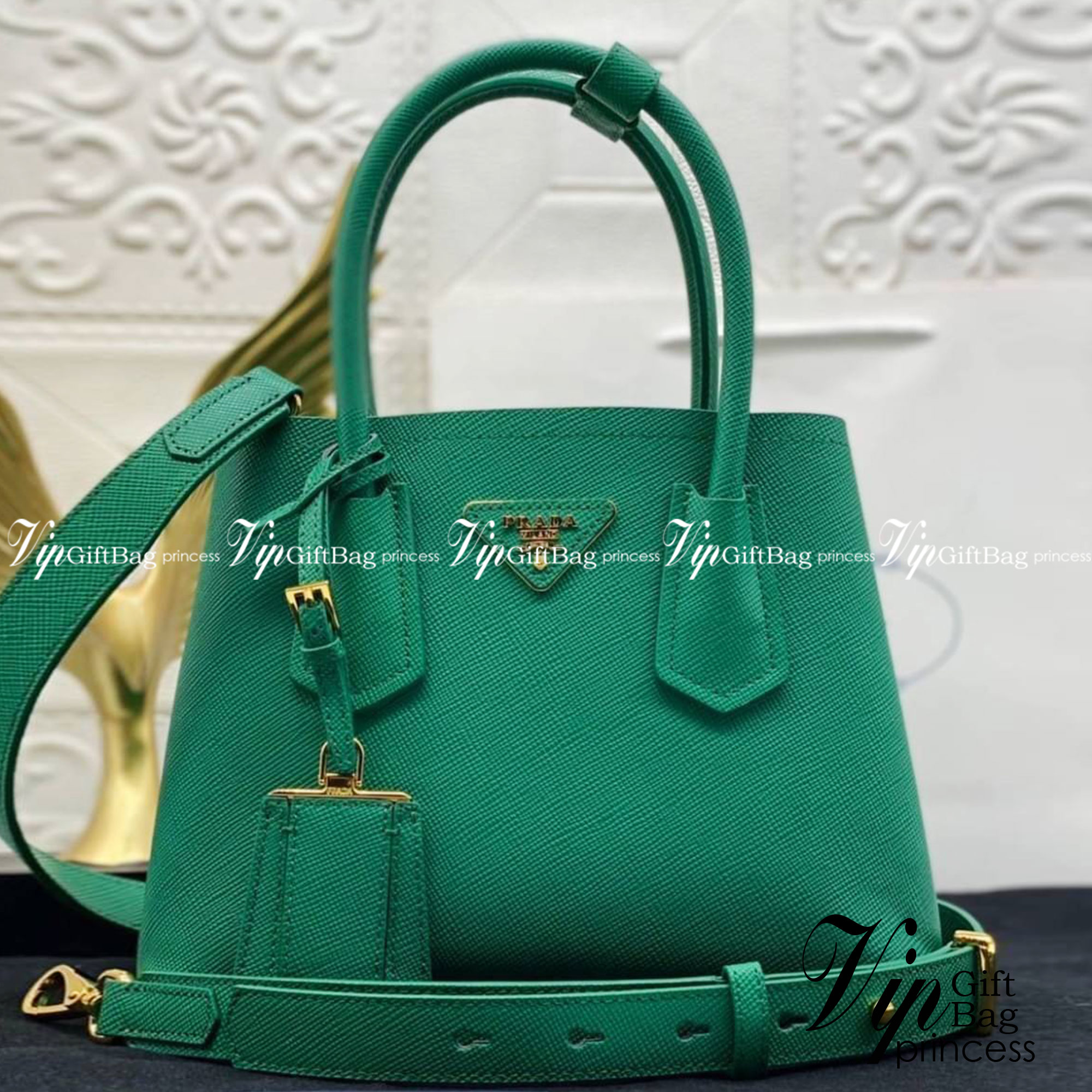25cm Prada Small Saffiano Leather Double Bag / Prada Double Bag กระเป๋าสะพายพราด้า อีกหนึ่งรุ่นฮิต ให้พื้นที่จุของกว้างขวาง เป็น Tote Bag ใช้งานง่าย ได้ทุกที่ ทุกโอกาส ด้วยขนาดของกระเป๋าที่สามารถจุของได้หลากหลาย เป็นอีกรุ่นที่เหมาะสมสำหรับการเป็น Everyday
