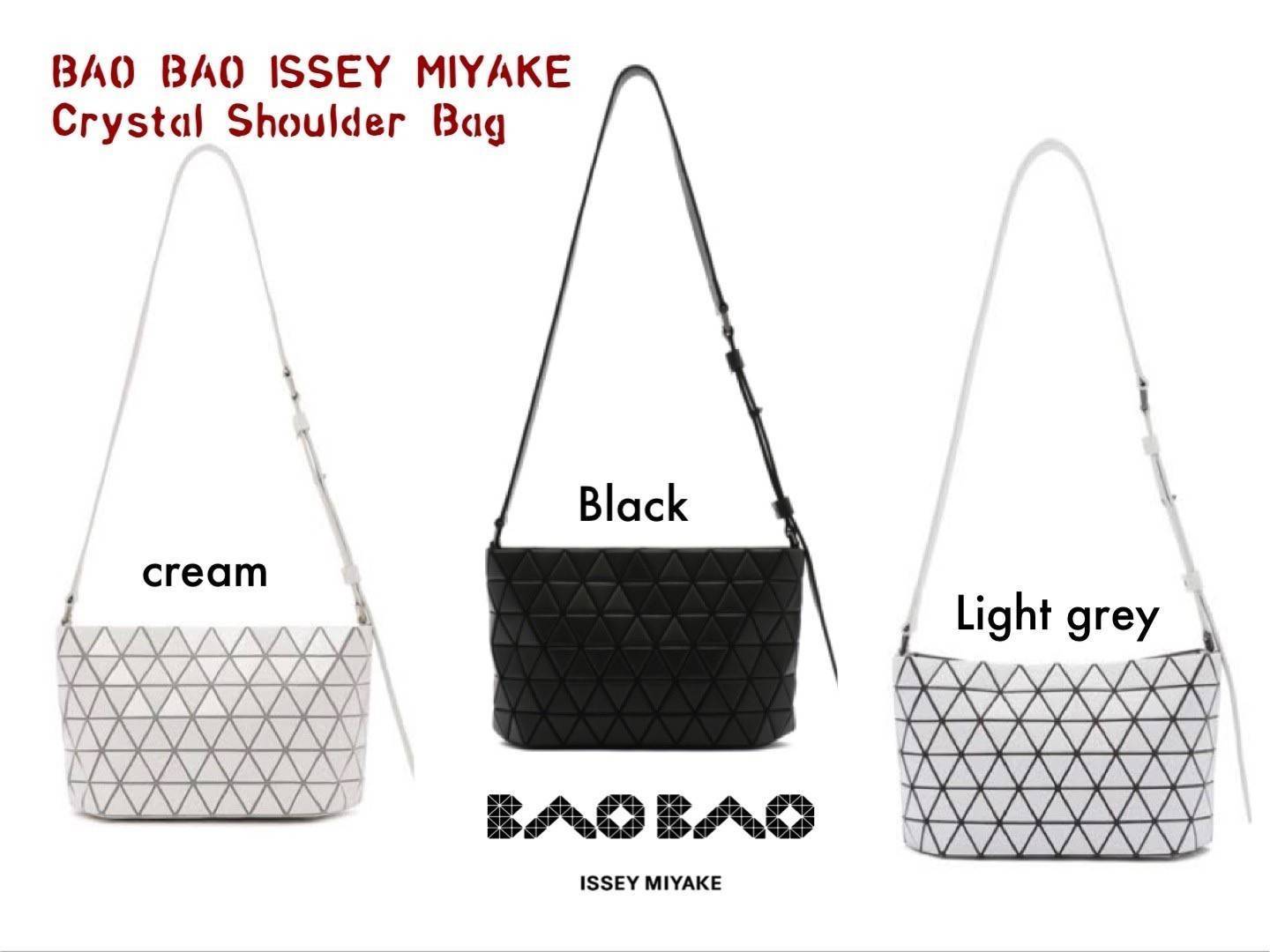 BAO BAO ISSEY MIYAKE Crystal Shoulder Bag งานดีไซน์ที่ดูเรียบง่ายทั้งรูปแบบการใช้งาน มีช่องเปิดปิดแบบซิปเพื่อให้คุณพกพาของมีค่าได้อย่างสบายใจป้องกันสิ่งของตกหล่น