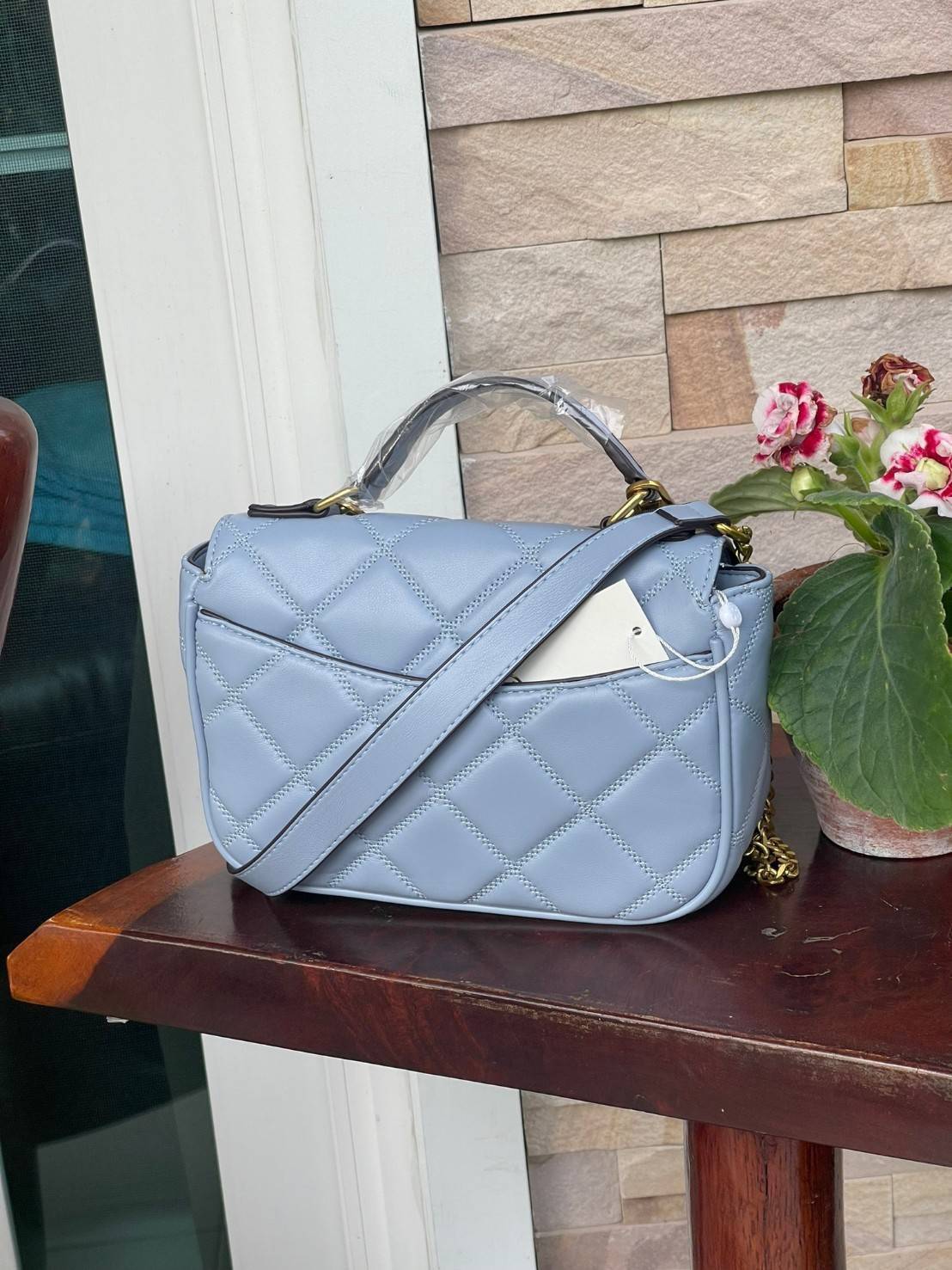 Tory burch crossbody and mini top handle Bag กระเป๋าถือที่มีดีไซน์แสนจะธรรมดาแต่ให้ลุดสุดชิด โดยลวดลายการเดินด้ายกระเป๋าที่มีรสนิยมดูแล้วคลาสสิค ตัวกระดุมของกระเป๋าเปิด-ปิดได้ง่าย หนังมีความนิ่ม จะถือก็ให้ความเก๋ได้อีกแบบ เหมาะกับการไปเที่ยวทั้งในวันสบาย