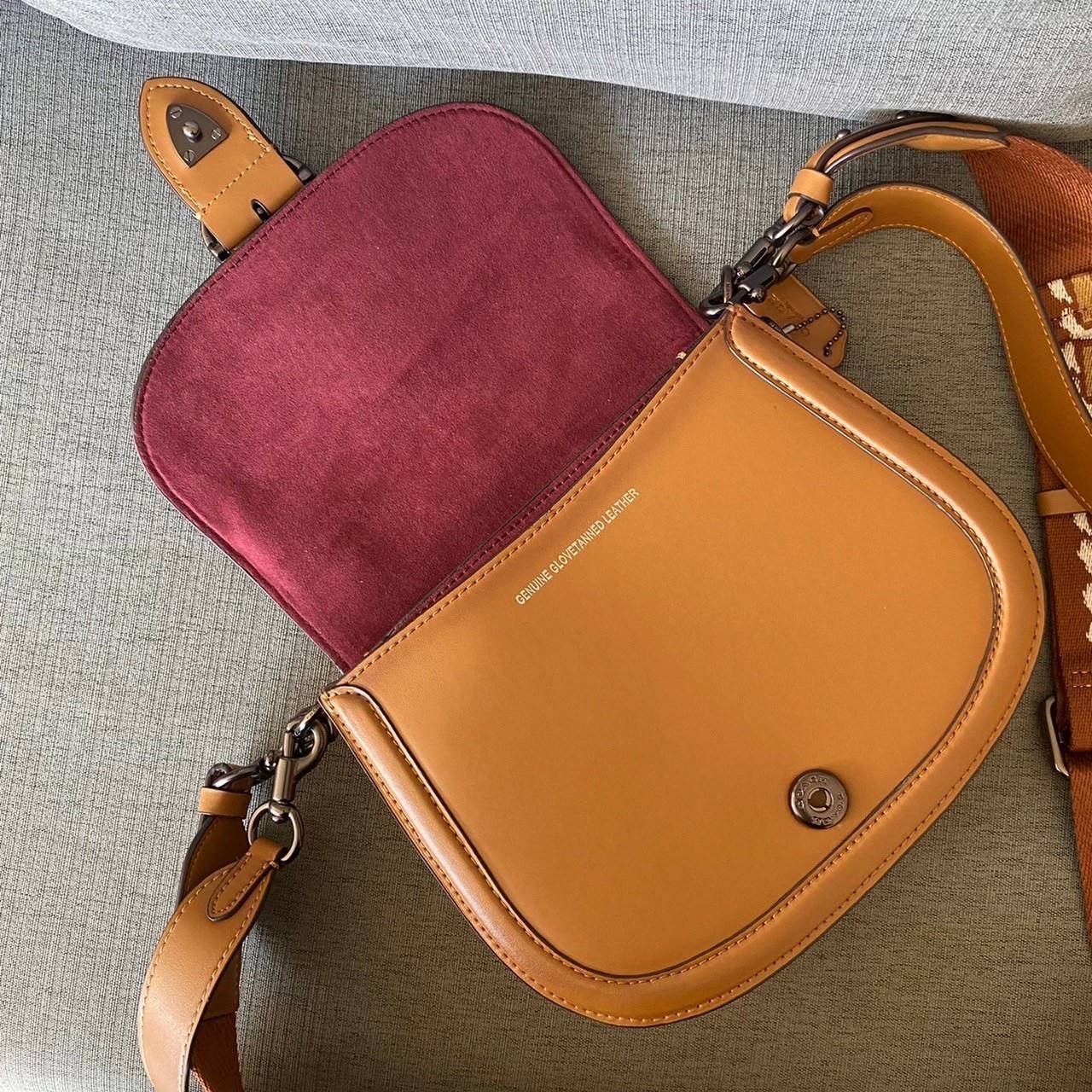 COACH C0749 BEAT SADDLE BAG(COACH C0749) 💖สวยหรู ดูดี เป็นรุ่นที่หลายคนรอค่อย จะลุคแนวsports สาวเทห์ หรือสไตล์สาวหวานเรียบร้อย ได้หมดคะ มาพร้อมสายสะพาย 2 เส้น คุ้มเกินคุ้ม วัสดุหนังแท้ชั้นดี หนังสวย อะไหล่แบรนด์ที่ดูเด่นคลาสสิคตรงด้านหน้า เปิดปิดก