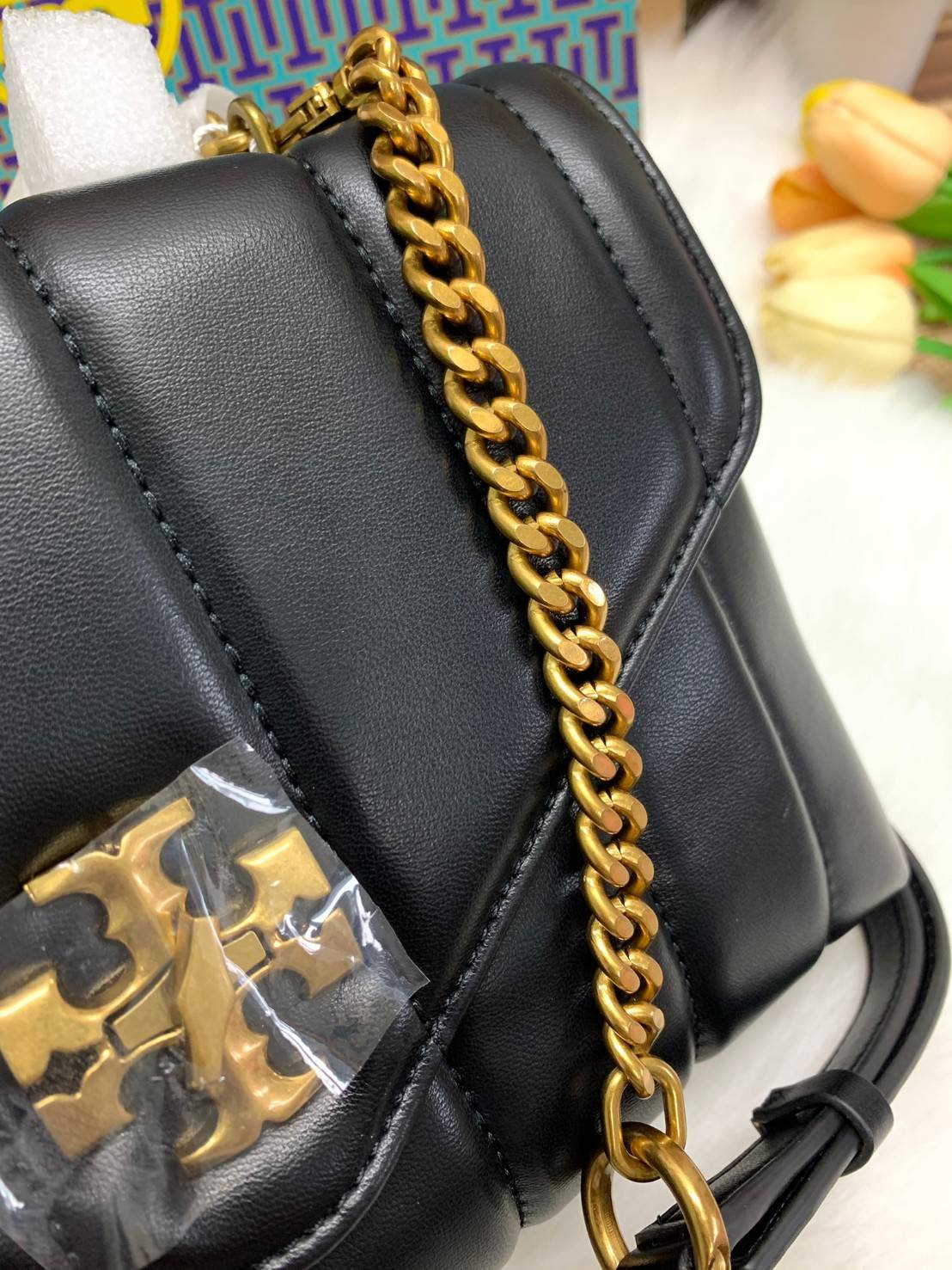 TORY BURCH KIRA QUILTED SMALL BAG พร้อมส่งที่ไทย ไม่ผิดหวังแน่นอนค่ะ! กระเป๋าหิ้วหรือสะพายข้างได้ วัสดุหนังแกะแท้ทั้งใบ ((หนังแกะจะมีคุณภาพดีเงานิ่มและแพงกว่าหนังวัวจ้า)) หนังนิ่มสวยงามมากๆค่ะ เปิดปิดกระเป๋าแบบหมุนล็อคแบบโลโก้แบรนด์ ใช้อะไหล่คลาสสิคดูหรูเ