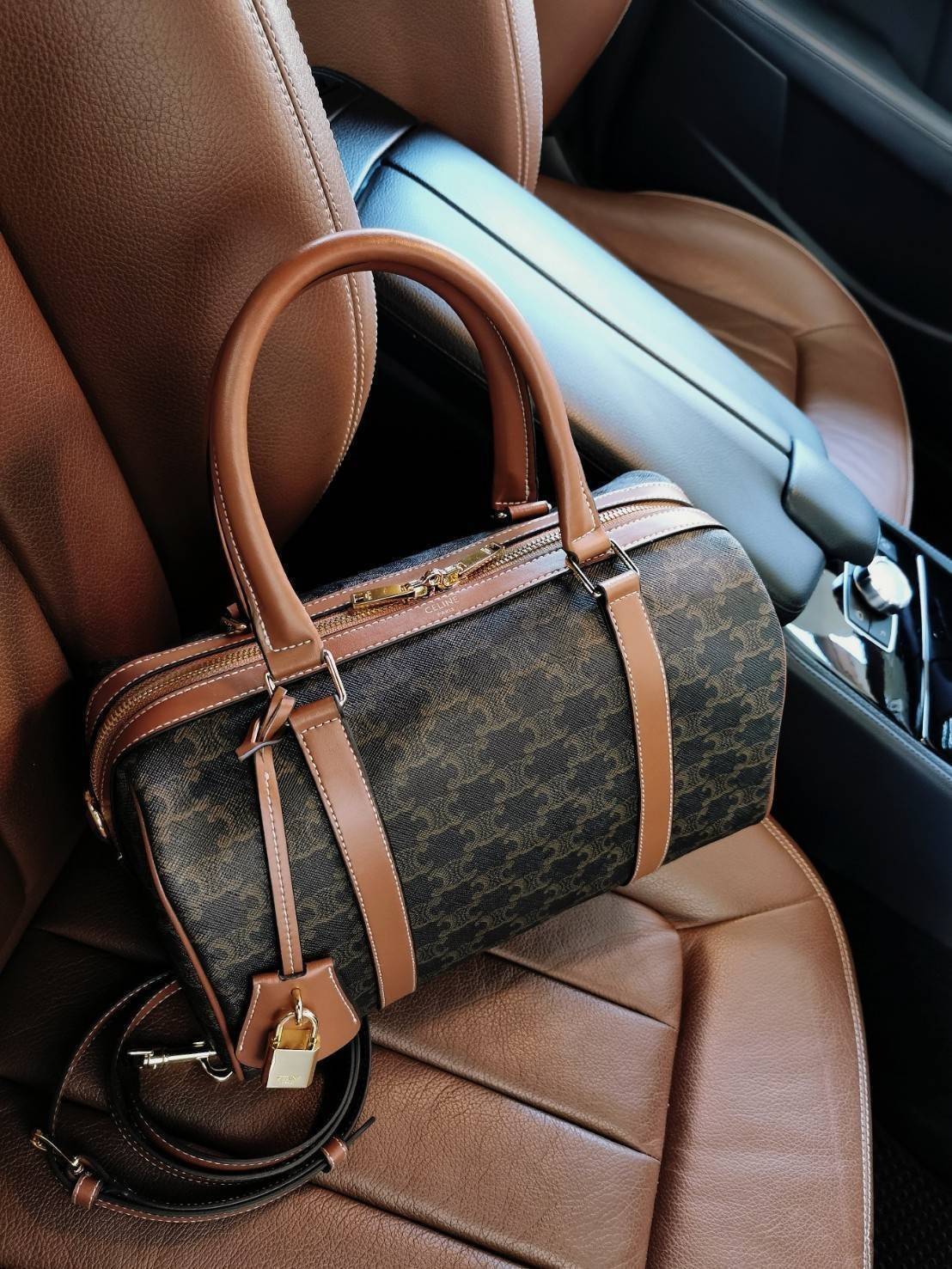 CELINE TRIOMPHE CANVAS BOSTON BAG VIP GIFT WITH PURCHASE (GWP) พรีเมี่ยมกิ๊ฟ Limited Edition จาก CELINE HAUTE PERFUME DUTYFREE วัสดุ TRIOMPHE CANVAS หนังขึ้นลาย Signature สวยหรูสุดคลาสสิคดีไซน์ไม่มีเอ้าท์ เปิดปิดด้วยซิปแบรนด์ มาพร้อมTagห้อยแม่กุญแจอะไหล่แ