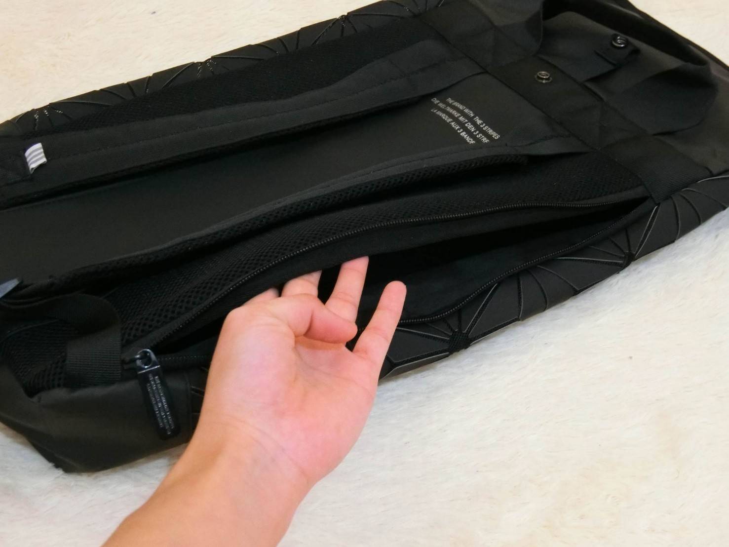 Adidas Originals BP Roll Top 3D Mesh 2017 Backpack Bag DH0100 กระเป๋าเป้สะพายหลัง ดีไซน์แบบ 3 มิติ วัสดุ polyurethane สีดำด้าน โดยใช้ลูกเล่น ของเหลี่ยมและมุมเชื่อมเข้าหากัน ออกแบบกระเป๋า เป็นเหมือนถุงทรงสูง ในส่วนปากกระเป๋าเป็นแบบตีนตุ๊กแก ม้วนพับ และติดก