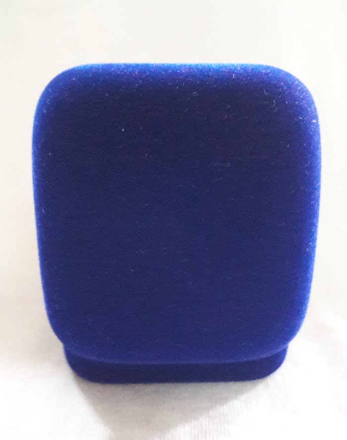 สินค้าหมดค่ะ กล่องกำมะหยี่สีน้ำเงินใส่จี้พระแบบเล็กค่ะ