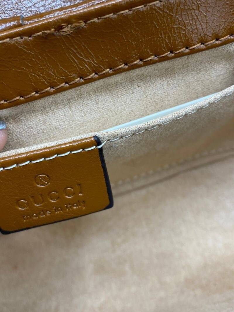 VIP 】หนังแท้ GUCCI GG Marmont brown leather shoulder bag ราคานี้หนังแท้คือคุ้มมากเลยค่าสาวๆ มี 2 ขนาด ปังไม่ไหว สีสวยมากกกก ต้องจัดแล้วน้าา ยกระดับความหรูให้กับตัวเองกันหน่อย ด้วยกระเป๋ารุ่นนี้!! ครอสบอดี้ที่ดีไซน์หรู อัพเลเวล ในราคาที่จับต้องได้ พร้อมเสิ