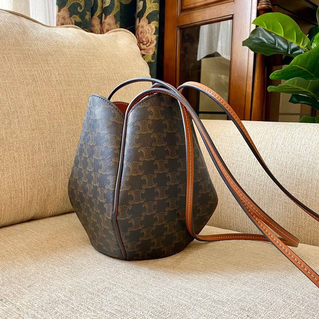 NEW 2021 !!! CELINE CROSSBODY VIP GIFT BAG(GWP) กระเป๋าสะพายไหล่/คสอบอดี้ทรงสวยมีสไตล์