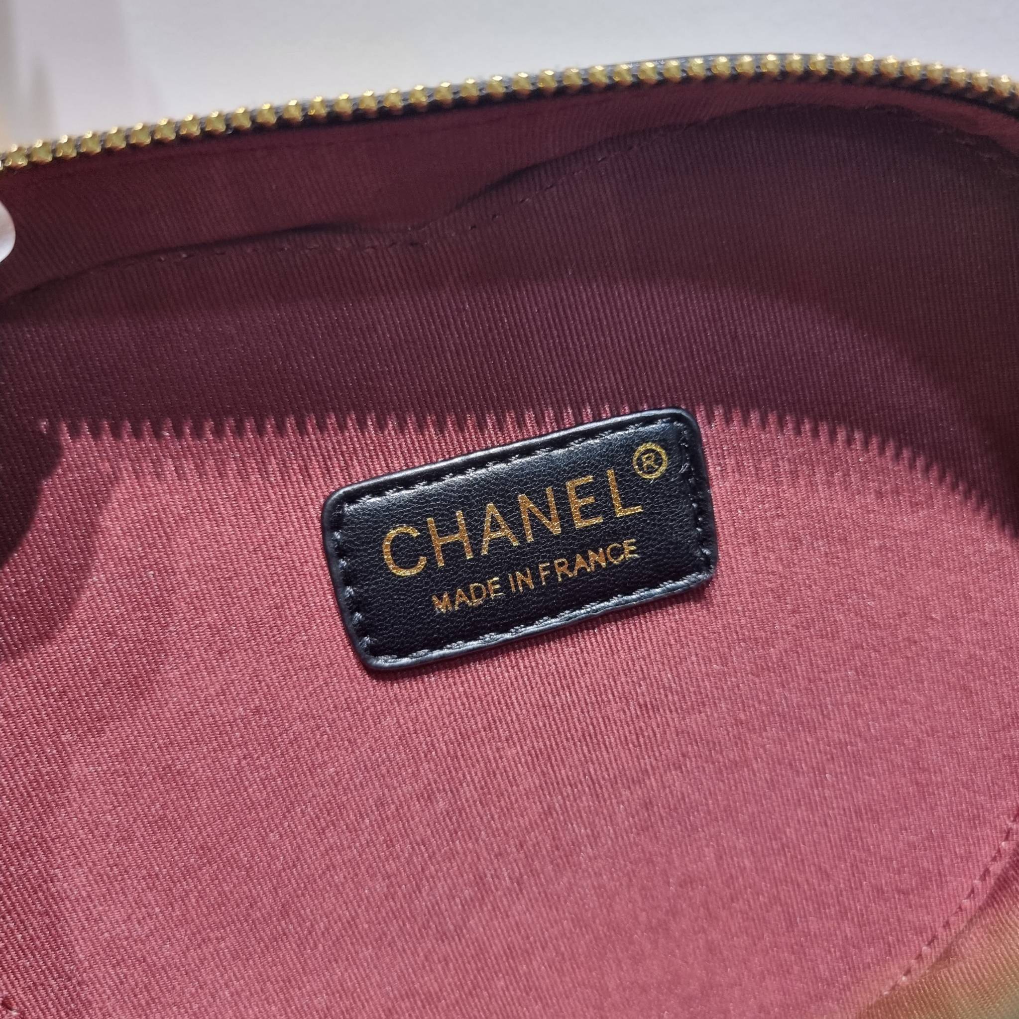 CHANEL Heart Bag Lambskin & Gold-Tone Meta สวยมาก มงลงมาก!! กระเป๋าสะพายสุดคิ้วท์ ที่ดีไซน์รูปทรงหัวใจไม่ซ้ำใคร น่ารักทุกสี น่าใช้ไปเลยแม่!! วัสดุหนังแกะฟอกสี เปิด-ปิดด้วยซิป ด้านหน้ามีช่องเก็บของจุกจิก ภายในเป็นช่องโล่ง ใส่มือถือ ใส่กระเป๋าสตางค์สั้นได้ 