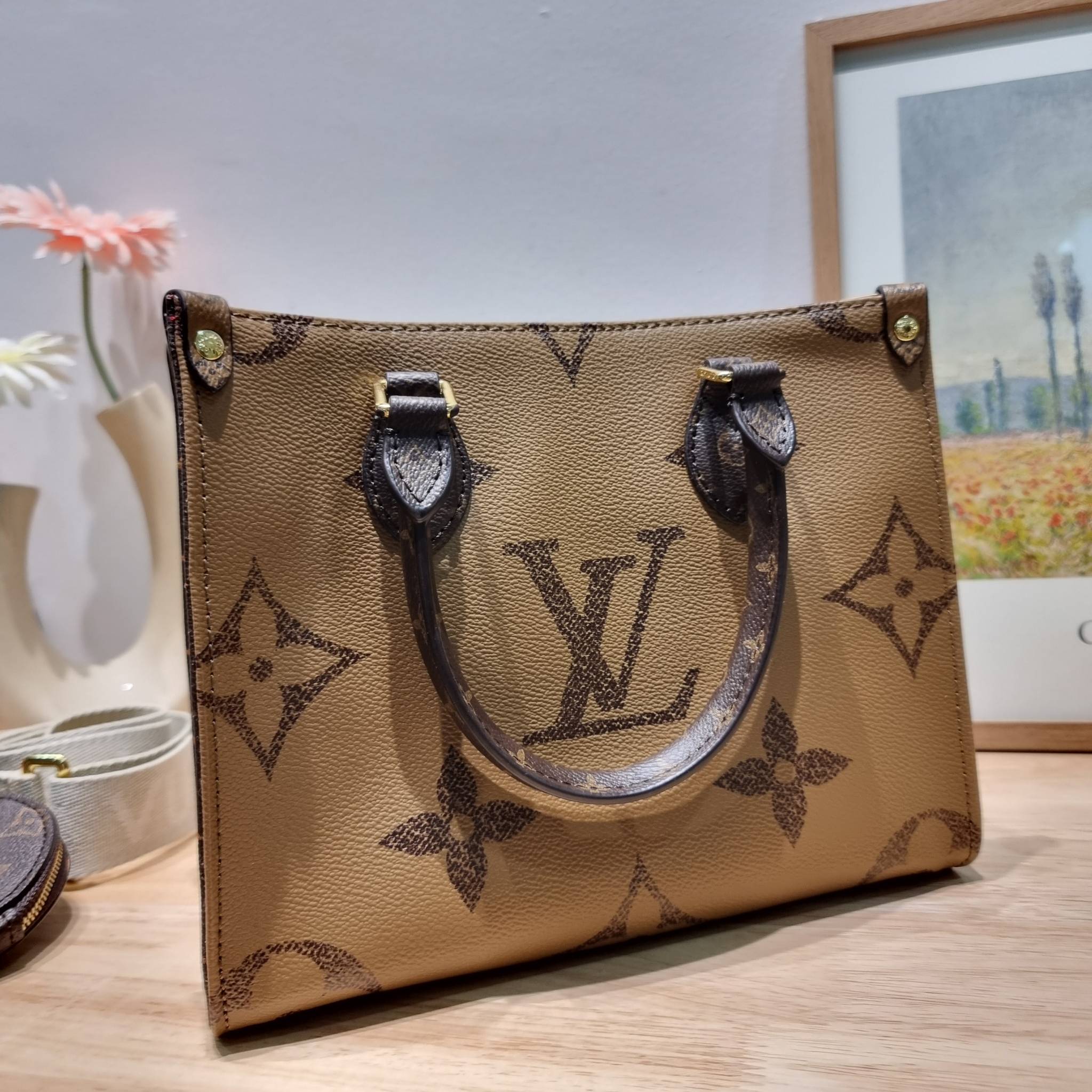 LV Onthego Small Bag กระเป๋าทรงโท้ทดีไซน์ใหม่ พร้อมสายสะพายสปอร์ตและใบลูก LV small tote with strap โทนสีคลาสสิคใช้งานง่าย ตอบโจทย์ได้ทุกลุค ทุกสไตล์