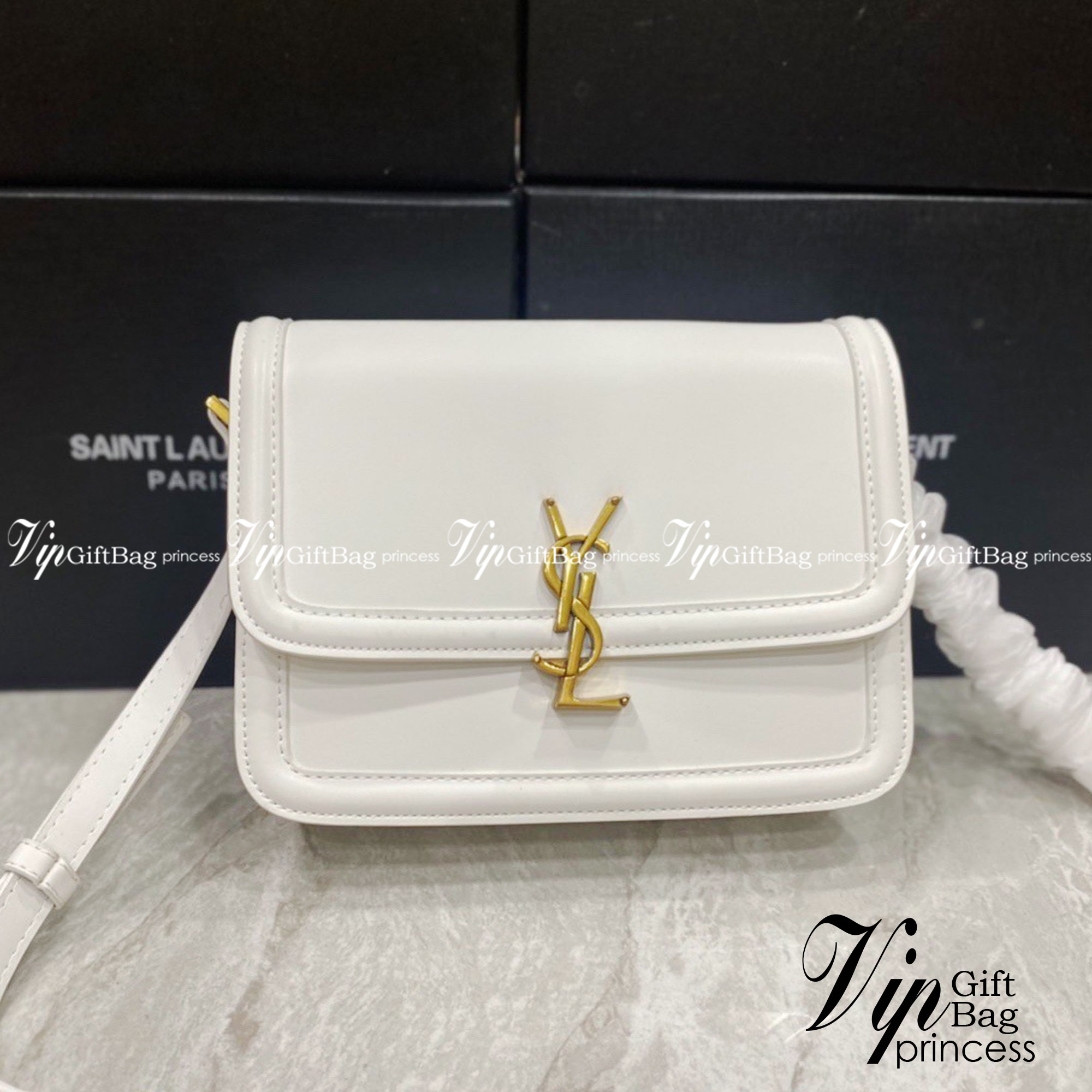 ไอเท็มขึ้นแท่น the best seller!! YSL SOLFERINO SATCHEL LEATHER / YSL crossbody bag กระเป๋าสะพายข้าง โลโก้โดดเด่น ดีเทลดูแพงด้วยตัวล็อค ใช้งานง่าย แน่นหนา งานหนังสวยเต็มใบ ภายในเป็นช่องโล่ง ใส่ของสำคัญได้เลยสบายๆ สายสะพายครอส ปรับใช้ได้ตามตัว ใบจริงสวยคม ร